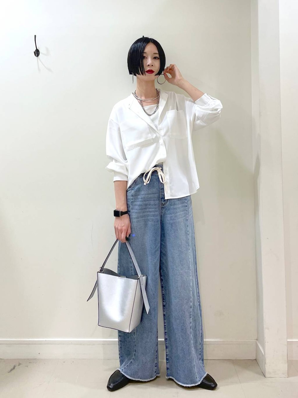 「GLOBAL WORK、高見え、若見え、着痩せ・細見え、ママコーデ、普通_GLOBAL WORK、高身長、トレンチコート、コート、ブラウス、デニムパンツ、パンツ、楽ちんコーデ、体型カバー、ワイドパンツ」|「GLOBAL WORKのらくっション踏めるバブーシュ/136007(その他シューズ、ブラック系)」を使った、るんるんさん(レディース・168cm)の春コーディネートの7枚目の写真