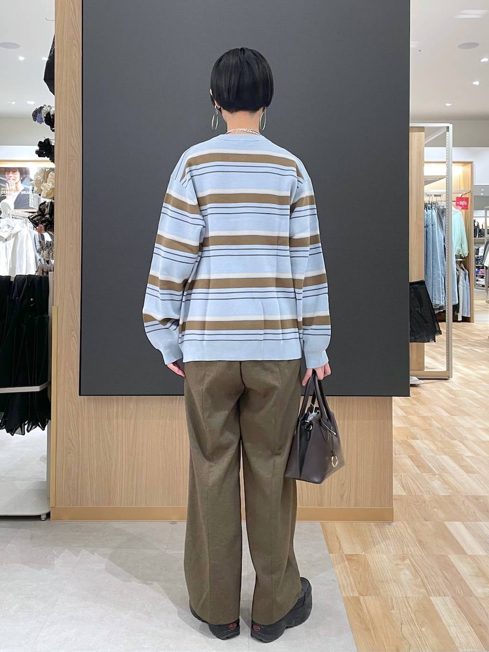 ブラウン系のショルダーバッグ、ブラウン系のその他パンツ、シルバー系のネックレスを着用したレディースの冬コーディネートの3枚目の写真