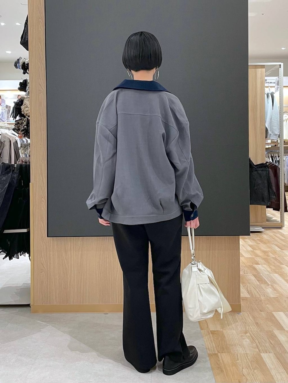 ブラック系のローファー、ホワイト系のショルダーバッグ、ブラック系のスウェットパンツを着用したレディースの春コーディネートの4枚目の写真