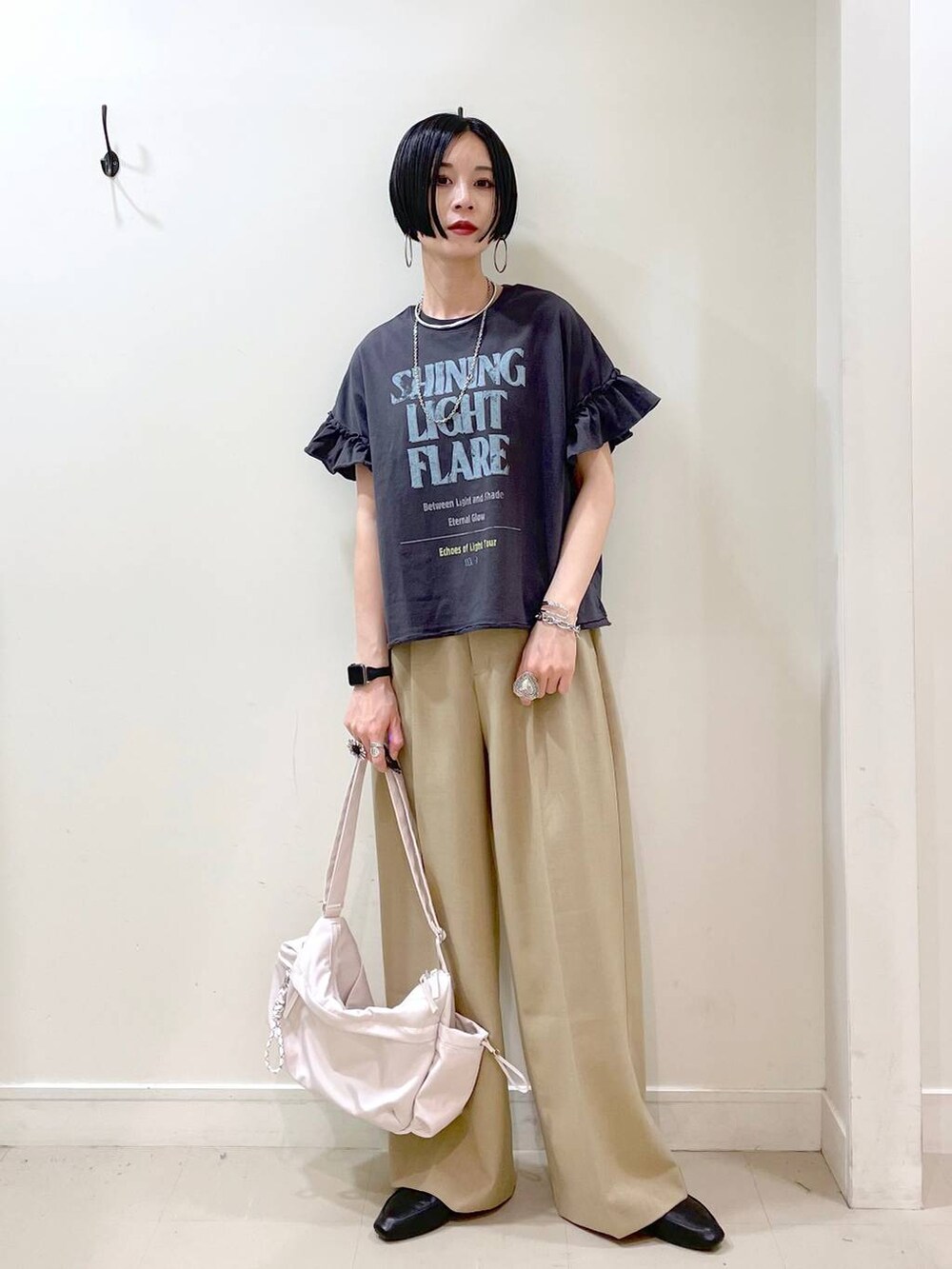 「大人カジュアル、高見え、若見え、着痩せ・細見え、ママコーデ、楽ちんコーデ、普通_GLOBAL WORK、高身長、体型カバー、GLOBAL WORK、シンプルコーデ、Tシャツ、ワイドパンツ、パンツ、春コーデ」｜「GLOBAL WORKのらくっション踏めるバブーシュ/136007（その他シューズ、ブラック系）」を使った、るんるんさん（レディース・168cm）の春コーディネートの7枚目の写真