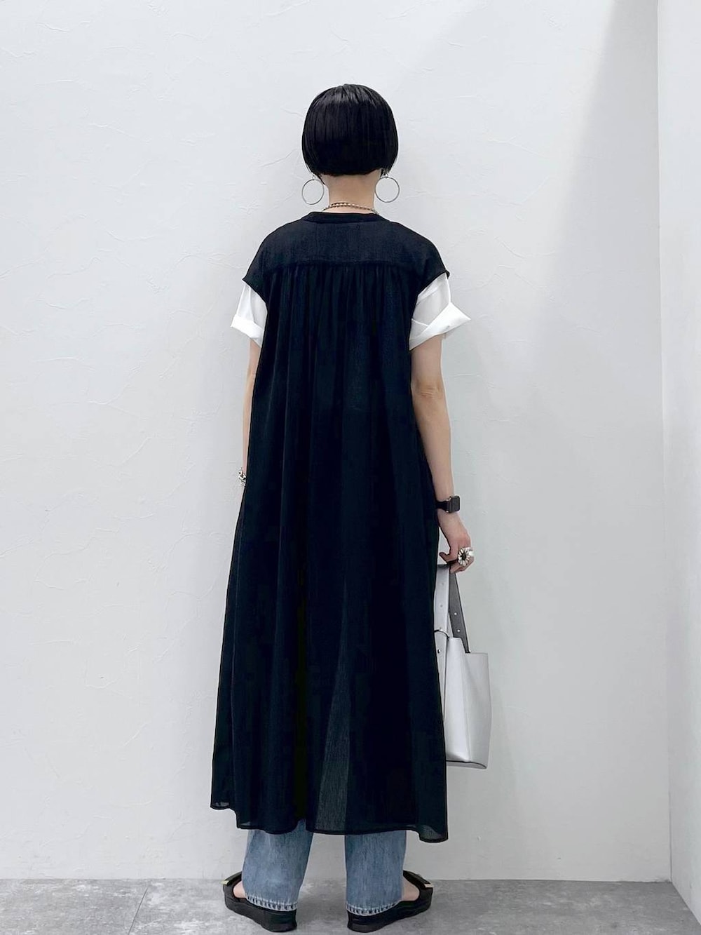 「大人カジュアル、高見え、若見え、着痩せ・細見え、ママコーデ、楽ちんコーデ、普通_GLOBAL WORK、高身長、体型カバー、GLOBAL WORK、シンプルコーデ、Tシャツ、ベスト、デニムパンツ、パンツ」|「GLOBAL WORKのリッチクリーンプリントT半袖/147640(Tシャツ/カットソー、ホワイト系)」を使った、るんるんさん(レディース・168cm)の夏コーディネートの3枚目の写真