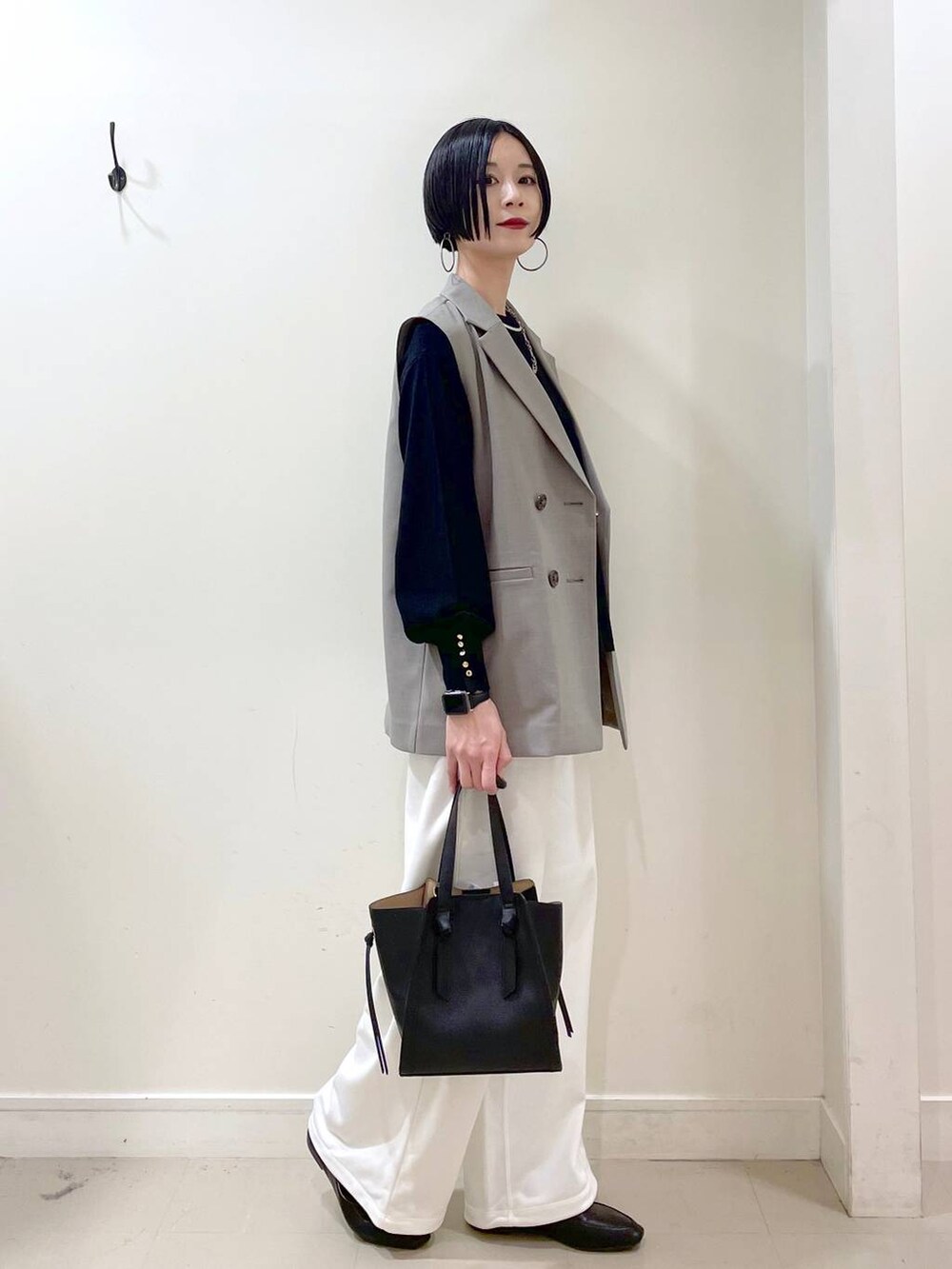 「高見え、若見え、着痩せ・細見え、ママコーデ、普通_GLOBAL WORK、高身長、GLOBAL WORK、ベスト、ニット、春コーデ、春服みてみて、ワイドパンツ、スウェットパンツ、パンツ、スウェット」|「GLOBAL WORKのらくっション踏めるバブーシュ/136007(その他シューズ、ブラック系)」を使った、るんるんさん(レディース・168cm)の春コーディネートの3枚目の写真