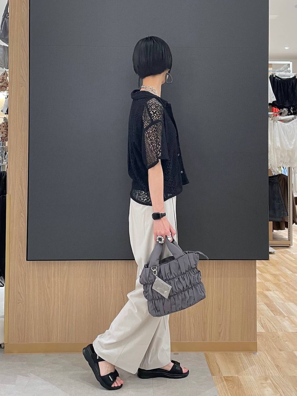 グレー系のトートバッグ、ベージュ系のその他パンツ、ブラック系のタンクトップを着用したレディースの夏コーディネートの2枚目の写真
