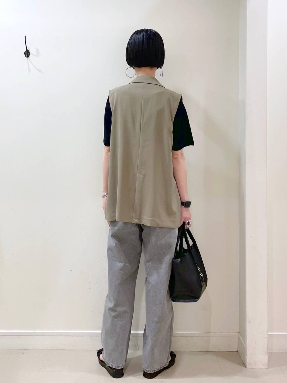 「高見え、若見え、着痩せ・細見え、ママコーデ、楽ちんコーデ、普通_GLOBAL WORK、高身長、体型カバー、GLOBAL WORK、シンプルコーデ、大人カジュアル、ベスト、デニムパンツ、パンツ、ネックレス」|「GLOBAL WORKのGOODデニムバギーパンツ/118365(デニムパンツ、グレー系)」を使った、るんるんさん(レディース・168cm)の夏コーディネートの4枚目の写真