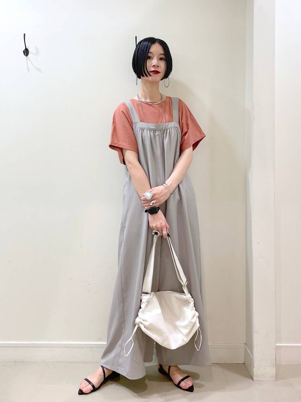 「体型カバー、GLOBAL WORK、シンプルコーデ、大人カジュアル、Tシャツ、サロペット、ワイドパンツ、パンツ、ネックレス、サンダル、春コーデ、春夏コーデ、夏コーデ、高見え、若見え」|「GLOBAL WORKのなめらかタッチドルマン半袖/289393(Tシャツ/カットソー、ブラウン系)」を使った、るんるんさん(レディース・168cm)の春コーディネートの6枚目の写真