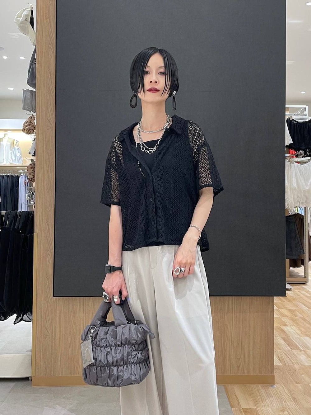 グレー系のトートバッグ、ベージュ系のその他パンツ、ブラック系のタンクトップを着用したレディースの夏コーディネートの5枚目の写真