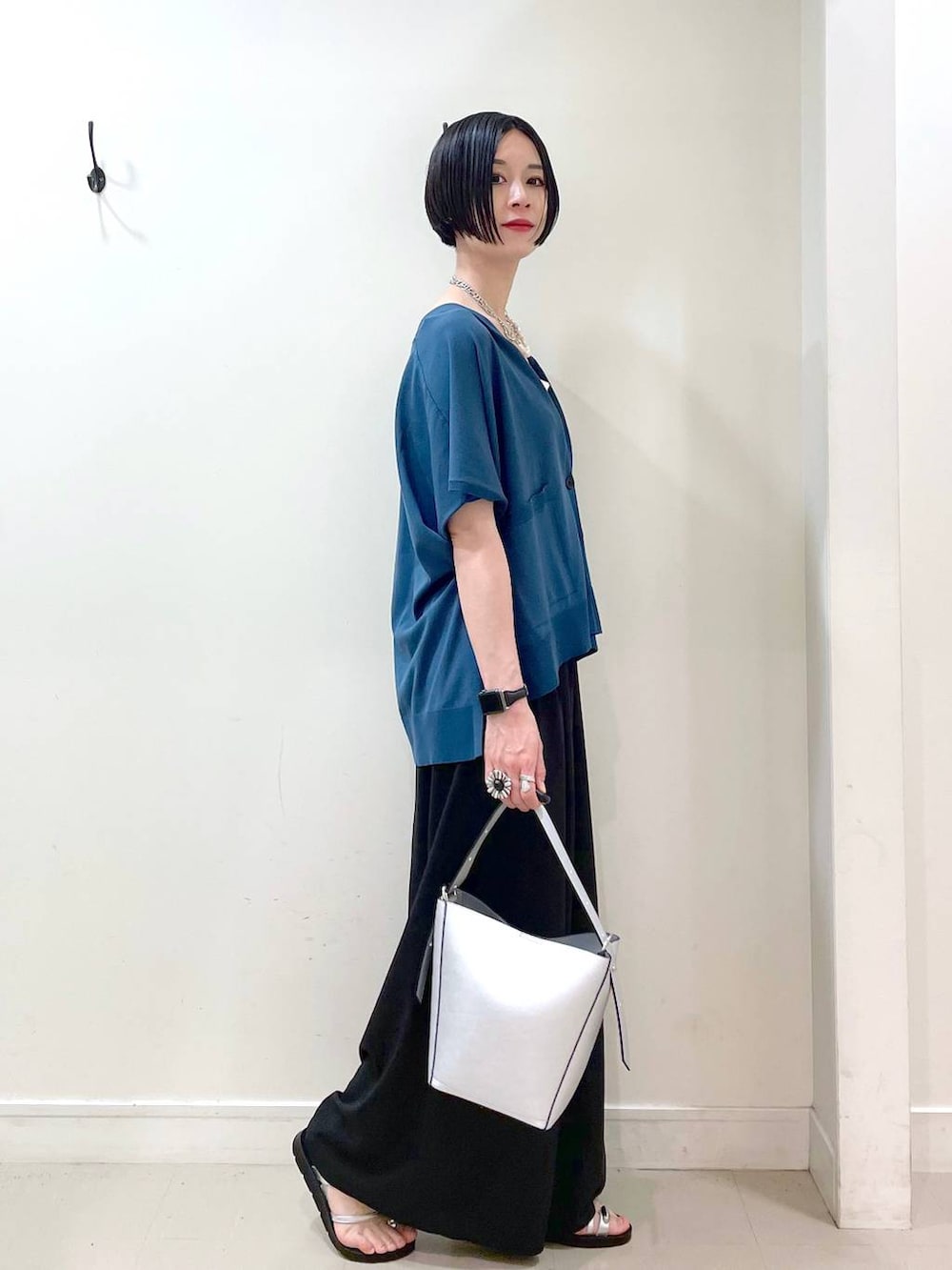 「高見え、若見え、着痩せ・細見え、ママコーデ、楽ちんコーデ、普通_GLOBAL WORK、高身長、体型カバー、GLOBAL WORK、シンプルコーデ、大人カジュアル、カーディガン、キャミソール、カップ付きインナー、ワイドパンツ」|「GLOBAL WORKのアップルウォッチ/合皮バンド/160631(デジタル腕時計、ブラック系)」を使った、るんるんさん(レディース・168cm)の夏コーディネートの2枚目の写真