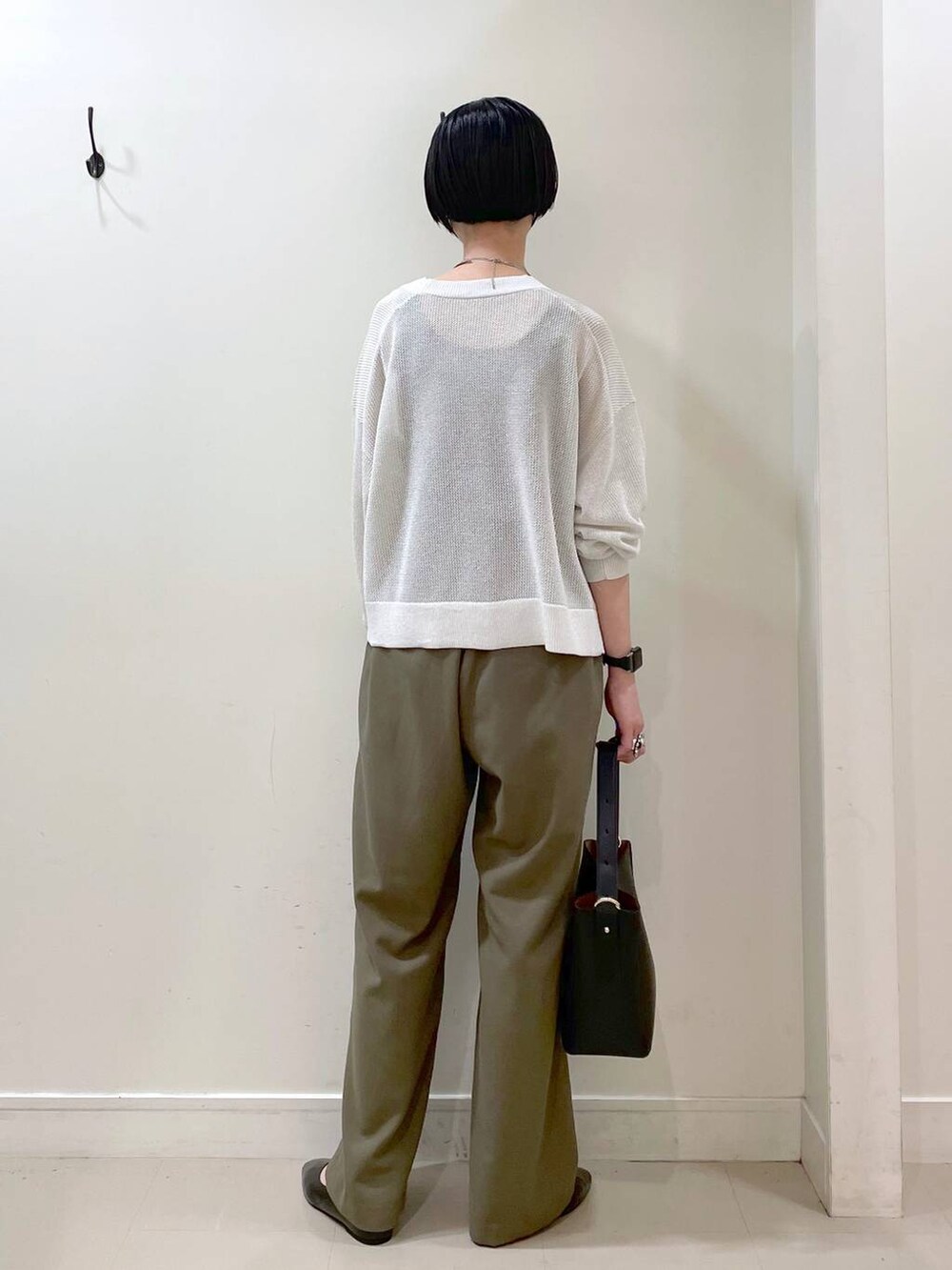 「カーディガン、タンクトップ、ワイドパンツ、パンツ、ネックレス、ショルダーバッグ、春コーデ、夏コーデ、春夏コーデ、高見え、若見え、着痩せ・細見え、ママコーデ、楽ちんコーデ、普通_GLOBAL WORK」|「GLOBAL WORKのらくっション撥水フィットパンプス/135895(パンプス、ブラック系)」を使った、るんるんさん(レディース・168cm)の春コーディネートの4枚目の写真