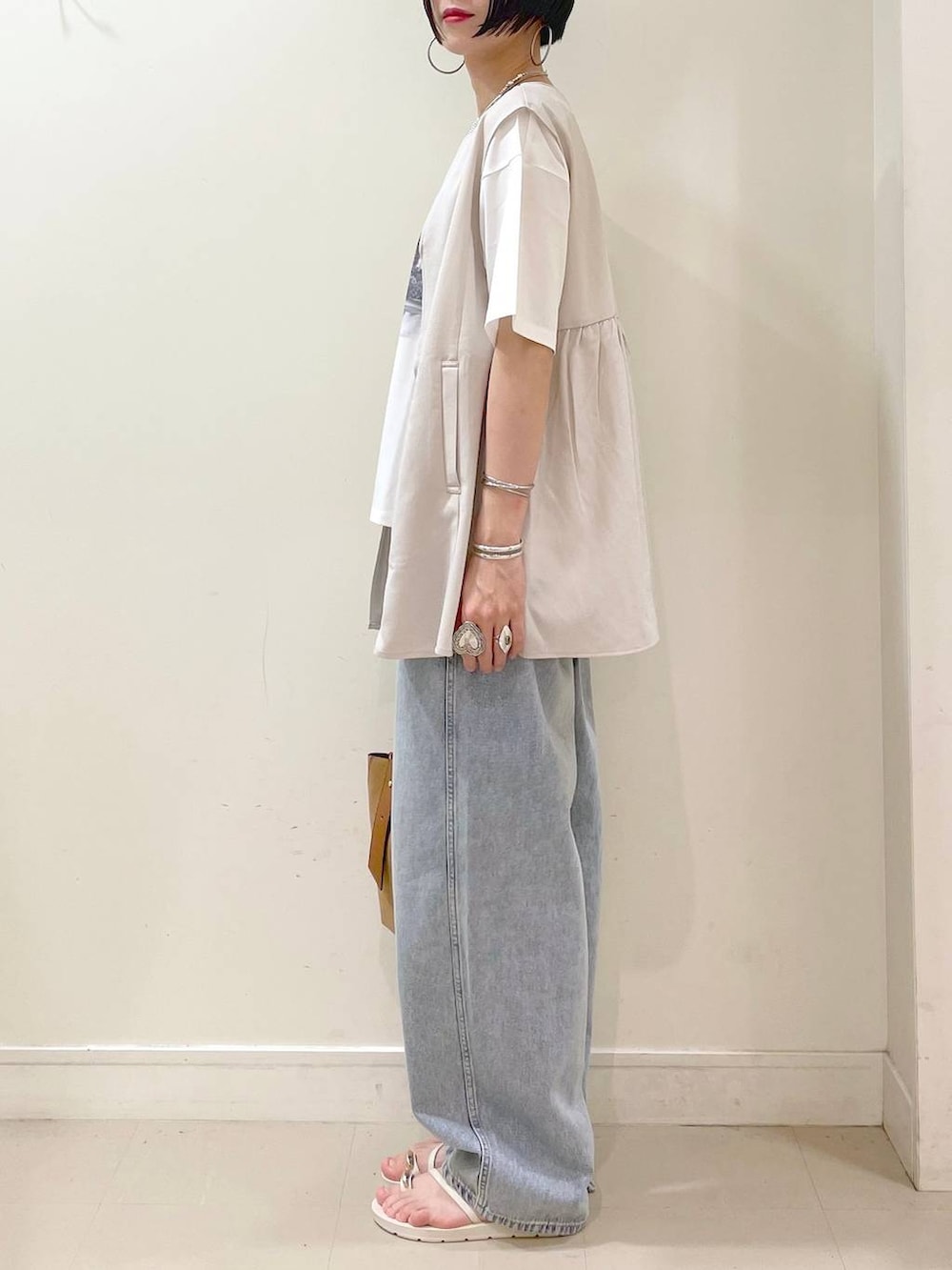 「GLOBAL WORK、シンプルコーデ、高見え、若見え、着痩せ・細見え、ママコーデ、楽ちんコーデ、普通_GLOBAL WORK、高身長、体型カバー、大人カジュアル、Tシャツ、ベスト、デニムパンツ、パンツ」|「GLOBAL WORKのGOODデニムバギーパンツ/118365(デニムパンツ、ブルー系)」を使った、るんるんさん(レディース・168cm)の夏コーディネートの4枚目の写真