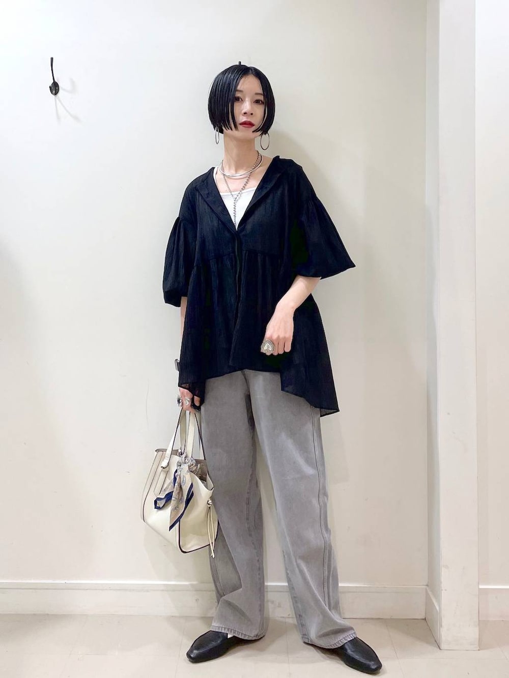 「着痩せ・細見え、ママコーデ、高身長、体型カバー、高見え、若見え、楽ちんコーデ、普通_GLOBAL WORK、GLOBAL WORK、シンプルコーデ、大人カジュアル、ブラウス、タンクトップ、ワイドパンツ、デニムパンツ」｜「GLOBAL WORKのステンレスボールY字ネックレス/106439（ネックレス、シルバー系）」を使った、るんるんさん（レディース・168cm）の春コーディネートの6枚目の写真