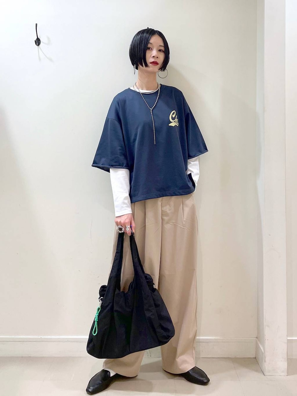 「高見え、大人カジュアル、若見え、着痩せ・細見え、ママコーデ、楽ちんコーデ、普通_GLOBAL WORK、高身長、体型カバー、GLOBAL WORK、シンプルコーデ、スウェット、Tシャツ、ロンT、ワイドパンツ」|「GLOBAL WORKのステンレスボールY字ネックレス/106439(ネックレス、シルバー系)」を使った、るんるんさん(レディース・168cm)の春コーディネートの6枚目の写真