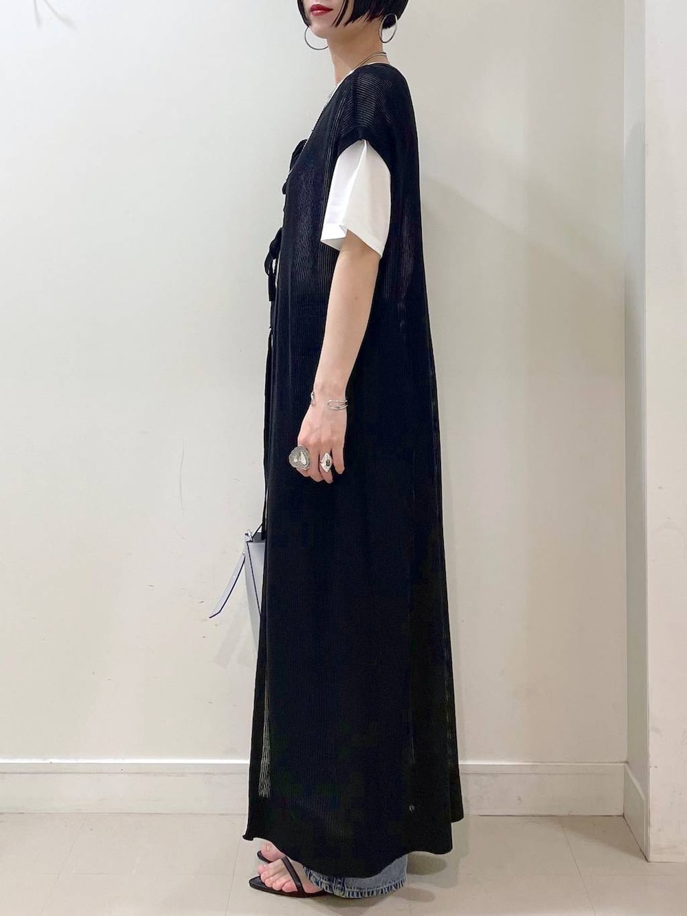 「ワンピース、ベスト、Tシャツ、デニムパンツ、パンツ、ワイドパンツ、春コーデ、春夏コーデ、夏コーデ、高見え、若見え、着痩せ・細見え、ママコーデ、楽ちんコーデ、普通_GLOBAL WORK」｜「GLOBAL WORKのGOODデニムバギーパンツ/118365（デニムパンツ、ブルー系）」を使った、るんるんさん（レディース・168cm）の春コーディネートの5枚目の写真