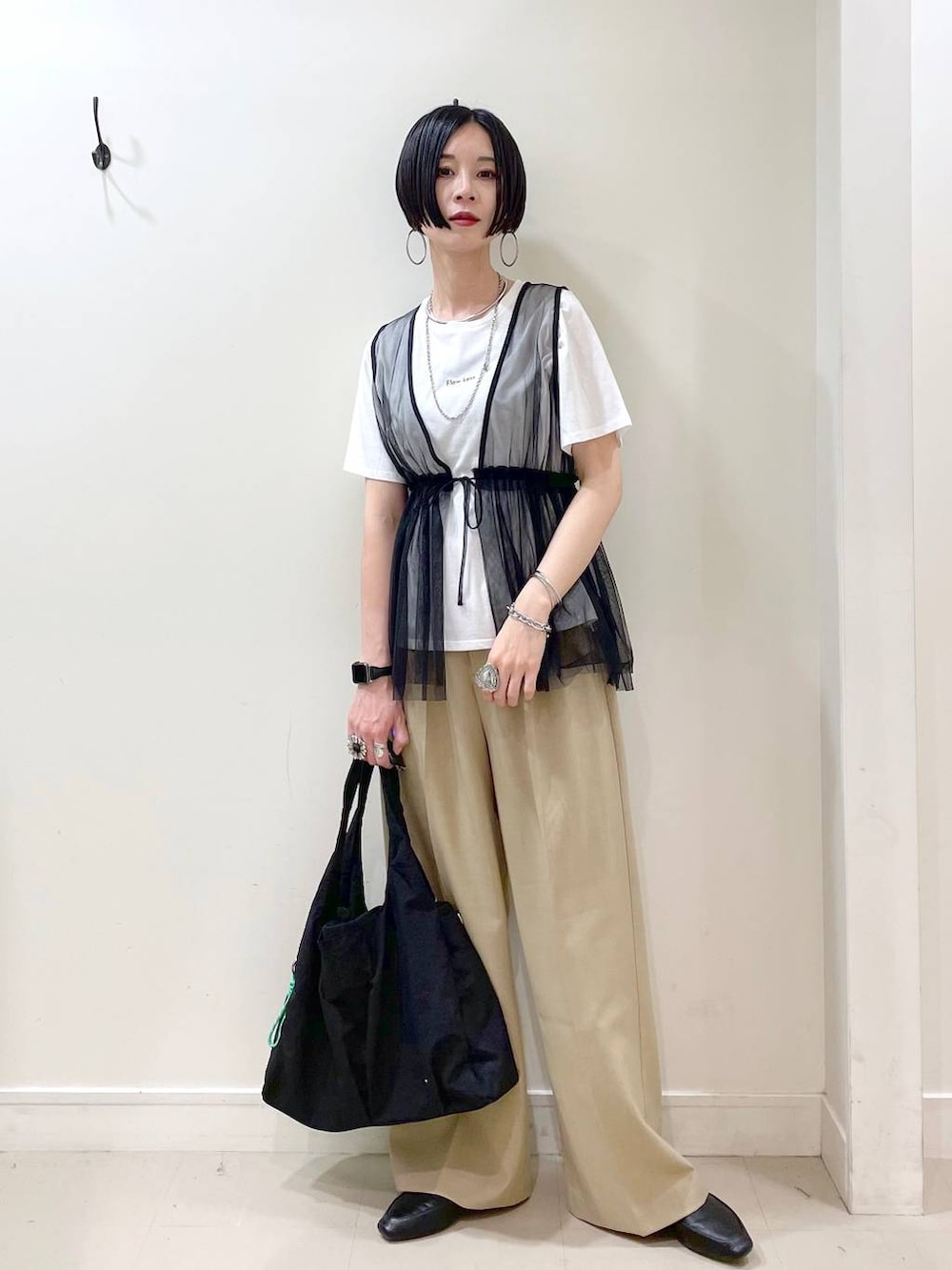 「高見え、若見え、着痩せ・細見え、ママコーデ、楽ちんコーデ、普通_GLOBAL WORK、高身長、体型カバー、GLOBAL WORK、シンプルコーデ、大人カジュアル、Tシャツ、パンツ、ワイドパンツ、ネックレス」|「GLOBAL WORKのらくっション踏めるバブーシュ/136007(その他シューズ、ブラック系)」を使った、るんるんさん(レディース・168cm)の春コーディネートの2枚目の写真
