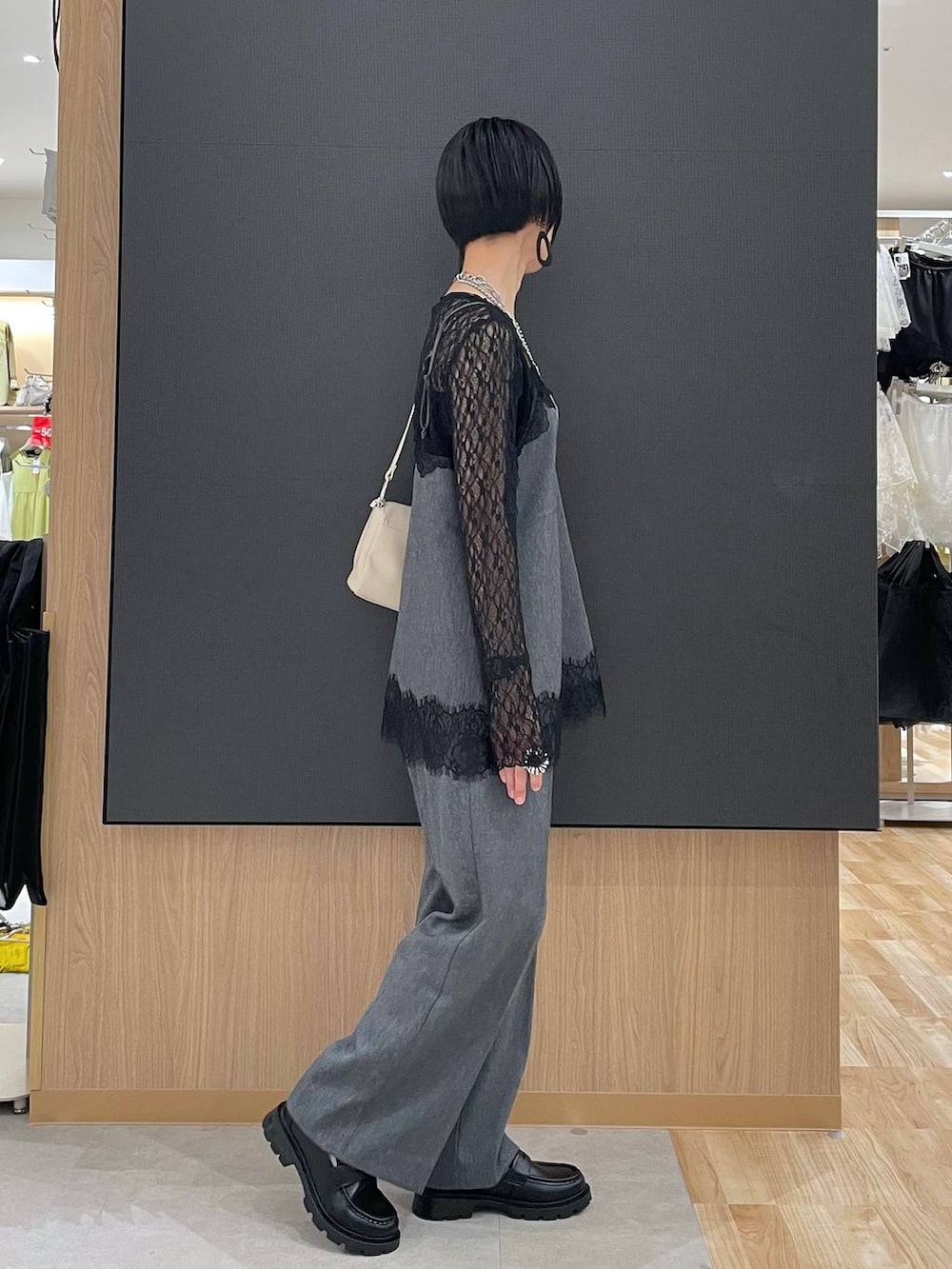 ブラック系のローファー、ブラック系のTシャツ/カットソー、ブラック系のタンクトップを着用したレディースの秋コーディネートの7枚目の写真