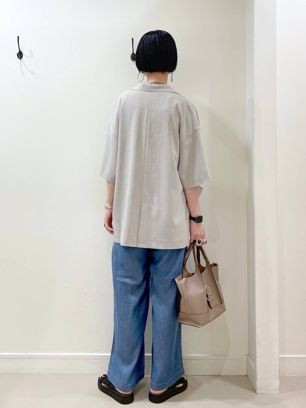 「高見え、若見え、着痩せ・細見え、ママコーデ、楽ちんコーデ、普通_GLOBAL WORK、高身長、体型カバー、GLOBAL WORK、シンプルコーデ、大人カジュアル、ジャケット、タンクトップ、ワイドパンツ、パンツ」|「GLOBAL WORKのスペ軽バックル2WAYBAG/248209(ショルダーバッグ、ベージュ系)」を使った、るんるんさん(レディース・168cm)の春コーディネートの4枚目の写真