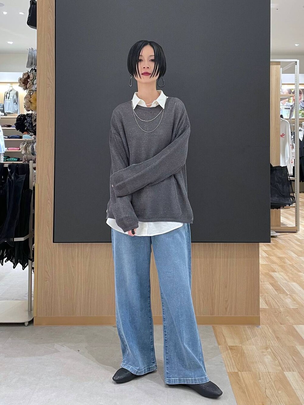 ブラック系のその他シューズ、ホワイト系のショルダーバッグ、ブルー系のデニムパンツを着用したレディースの春コーディネートの7枚目の写真