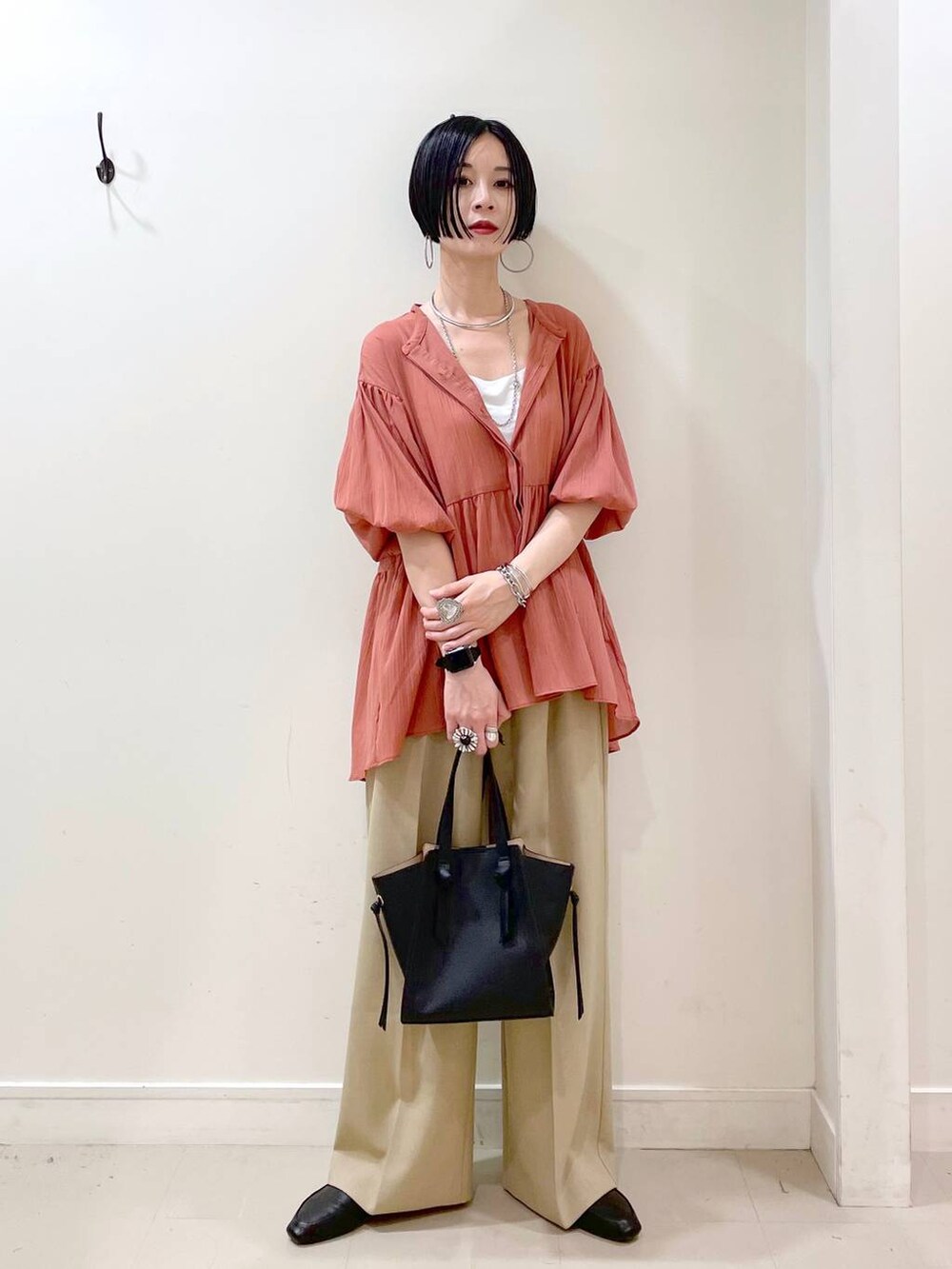 「大人カジュアル、高見え、若見え、着痩せ・細見え、ママコーデ、楽ちんコーデ、普通_GLOBAL WORK、高身長、体型カバー、GLOBAL WORK、シンプルコーデ、ブラウス、パンツ、ワイドパンツ、春コーデ」｜「GLOBAL WORKのらくっション踏めるバブーシュ/136007（その他シューズ、ブラック系）」を使った、るんるんさん（レディース・168cm）の春コーディネートの7枚目の写真