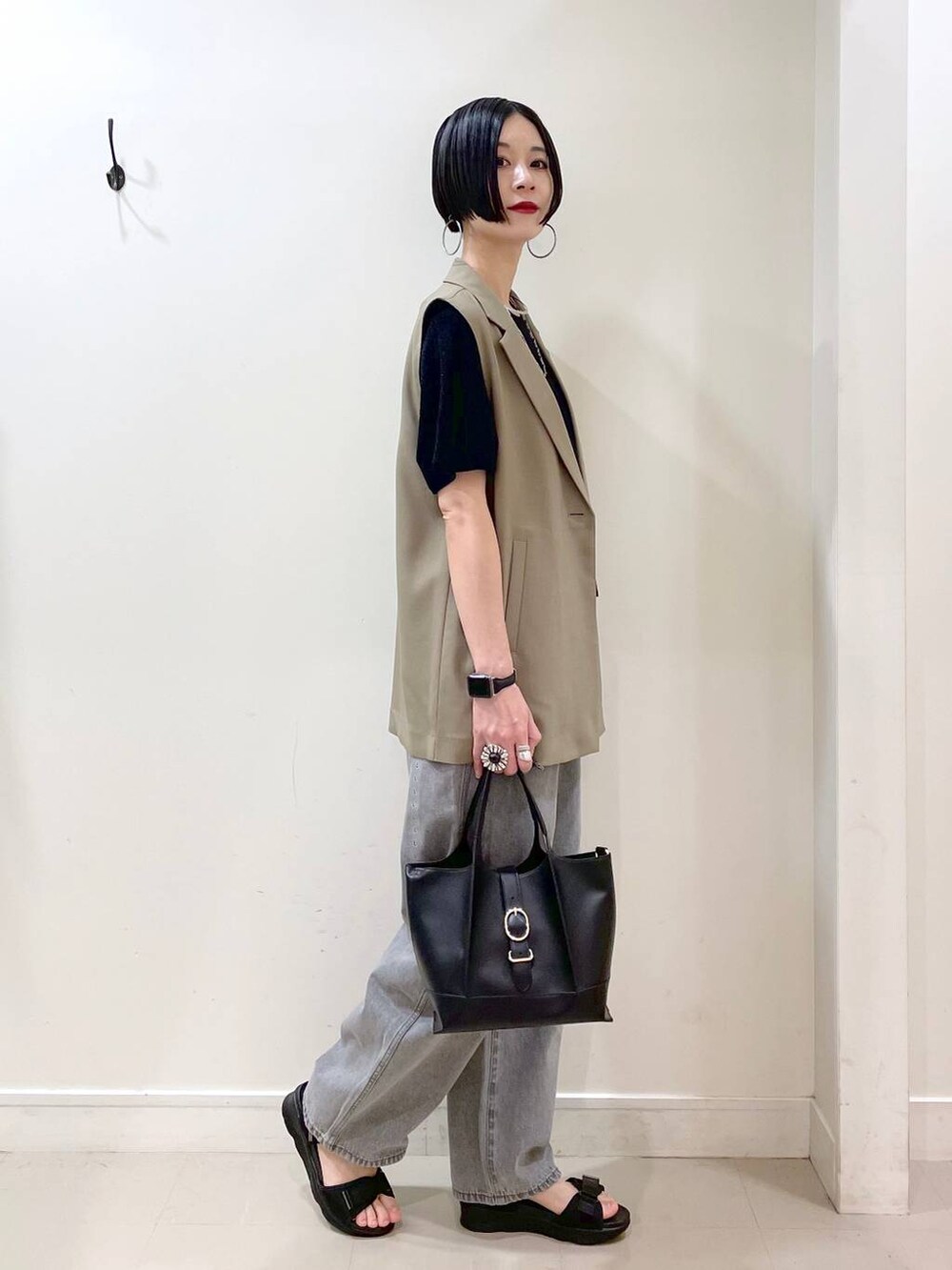 「高見え、若見え、着痩せ・細見え、ママコーデ、楽ちんコーデ、普通_GLOBAL WORK、高身長、体型カバー、GLOBAL WORK、シンプルコーデ、大人カジュアル、ベスト、デニムパンツ、パンツ、ネックレス」|「GLOBAL WORKのGOODデニムバギーパンツ/118365(デニムパンツ、グレー系)」を使った、るんるんさん(レディース・168cm)の夏コーディネートの3枚目の写真