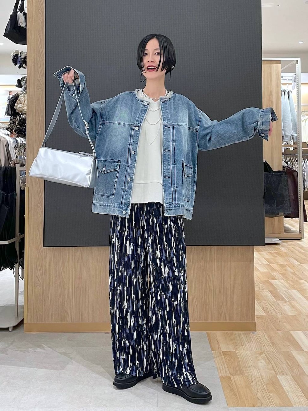 ブラック系のローファー、ブルー系のデニムジャケット、ベージュ系のスウェットを着用したレディースの冬コーディネートの2枚目の写真