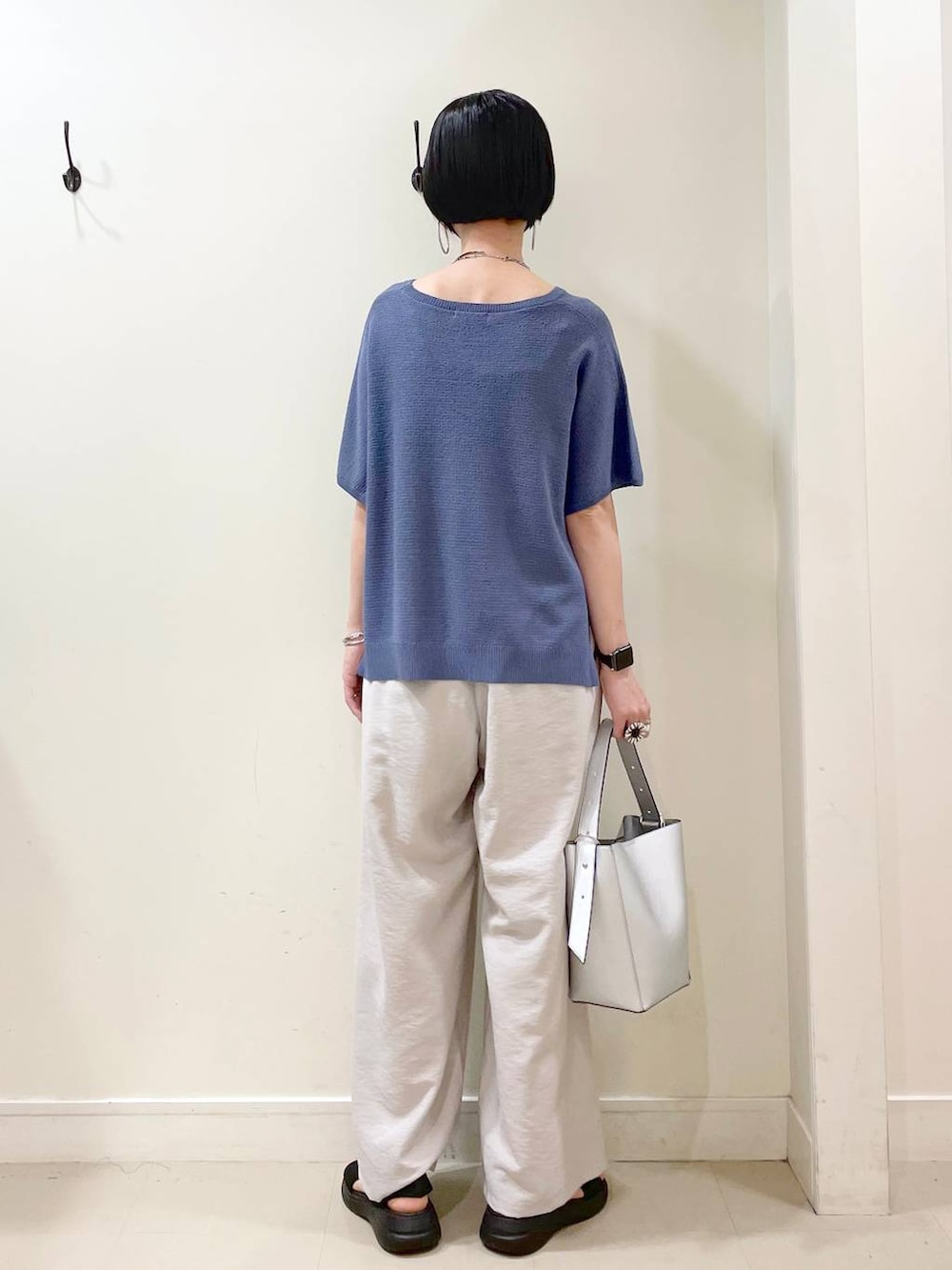 「高見え、若見え、着痩せ・細見え、ママコーデ、楽ちんコーデ、普通_GLOBAL WORK、高身長、体型カバー、GLOBAL WORK、シンプルコーデ、大人カジュアル、ワイドパンツ、パンツ、サンダル、ショルダーバッグ」|「GLOBAL WORKのスペ軽5WAYショルダー/253022(ショルダーバッグ、シルバー系)」を使った、るんるんさん(レディース・168cm)の春コーディネートの4枚目の写真