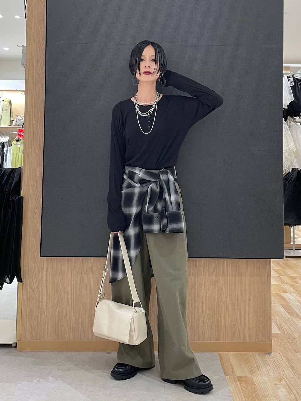 ホワイト系のTシャツ/カットソー、ブラック系のローファー、ブラック系のシャツ/ブラウスを着用したレディースの秋コーディネートの6枚目の写真