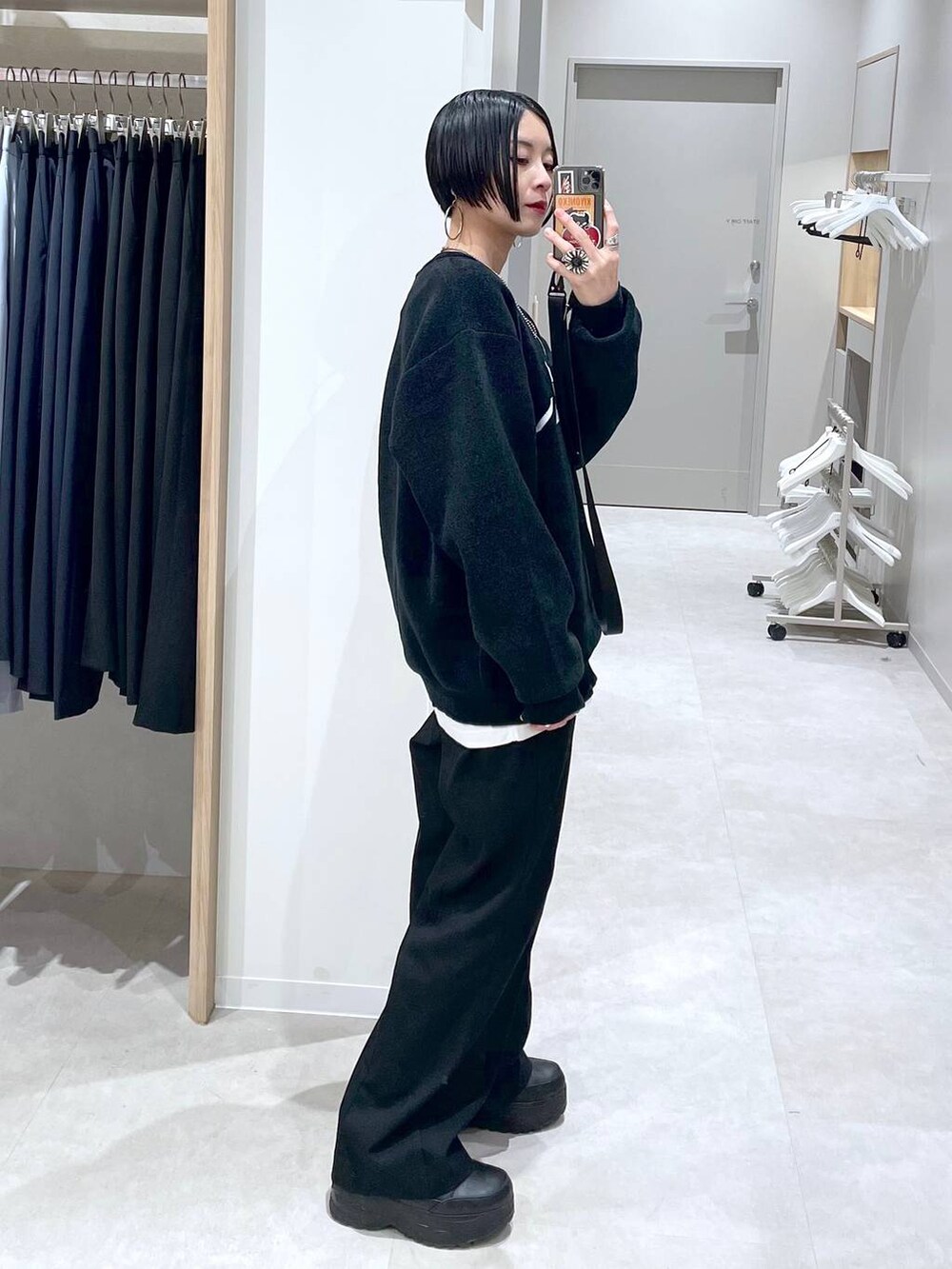 ブラック系のその他パンツ、ホワイト系のTシャツ/カットソー、ブラック系のTシャツ/カットソーを着用したレディースの冬コーディネートの4枚目の写真