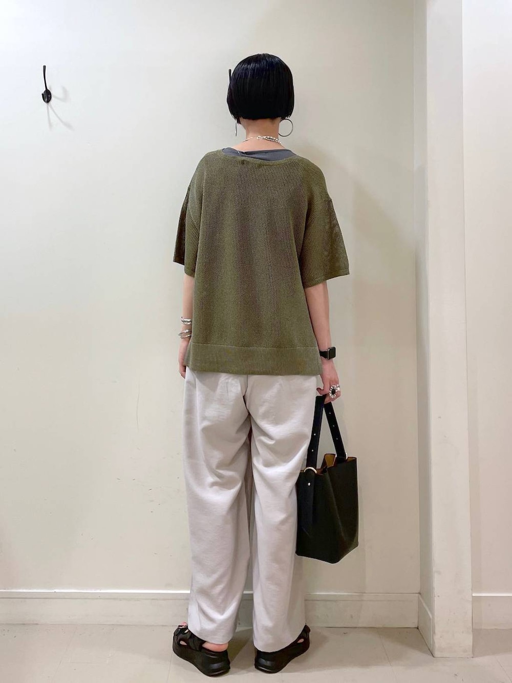 「高見え、若見え、着痩せ・細見え、ママコーデ、楽ちんコーデ、普通_GLOBAL WORK、高身長、体型カバー、GLOBAL WORK、シンプルコーデ、大人カジュアル、タンクトップ、ワイドパンツ、パンツ、ネックレス」|「GLOBAL WORKのスペ軽5WAYショルダー/253022(ショルダーバッグ、ブラック系)」を使った、るんるんさん(レディース・168cm)の夏コーディネートの4枚目の写真