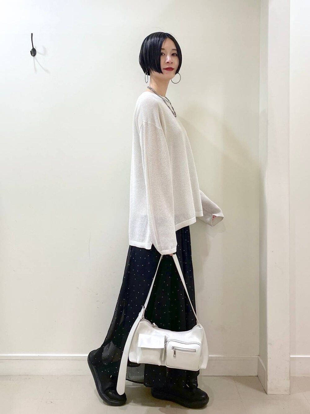 「高見え、若見え、着痩せ・細見え、ママコーデ、楽ちんコーデ、普通_GLOBAL WORK、高身長、体型カバー、GLOBAL WORK、シンプルコーデ、マウンテンパーカー、ニット、タンクトップ、スカート、ロングスカート」|「GLOBAL WORKのエアかるコートスニーカー/135742(スニーカー、ブラック系)」を使った、るんるんさん(レディース・168cm)の春コーディネートの7枚目の写真