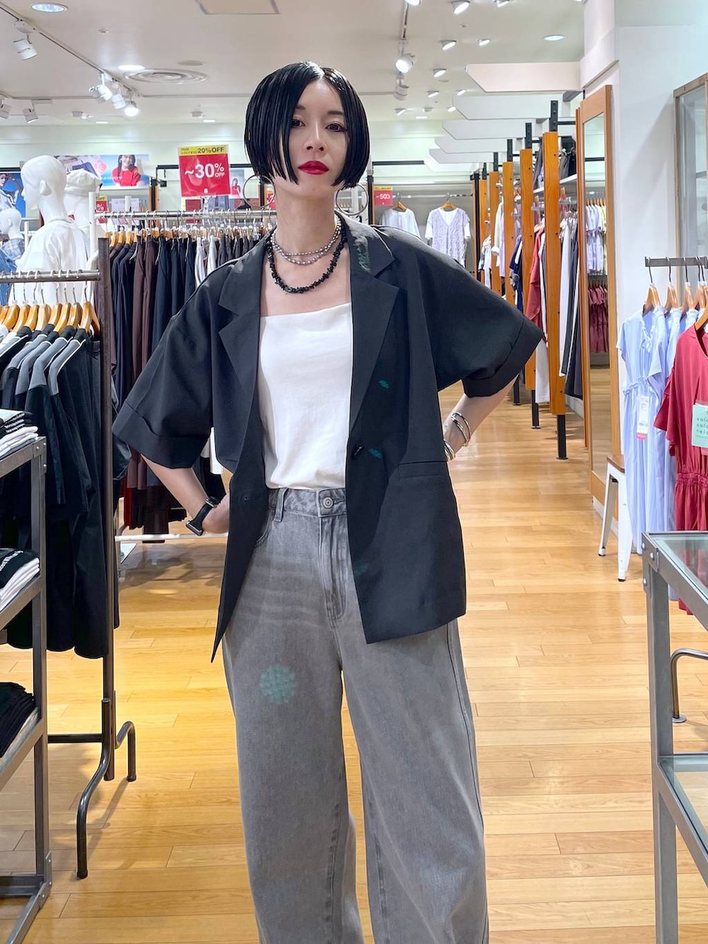 「夏コーデ、モノトーン、ネックレス、カップ付きインナー、デニムパンツ、パンツ、高見え、若見え、着痩せ・細見え、ママコーデ、楽ちんコーデ、普通_GLOBAL WORK、高身長、体型カバー、GLOBAL WORK」|「GLOBAL WORKのステンレスボールY字ネックレス/106439(ネックレス、シルバー系)」を使った、るんるんさん(レディース・168cm)の夏コーディネートの2枚目の写真