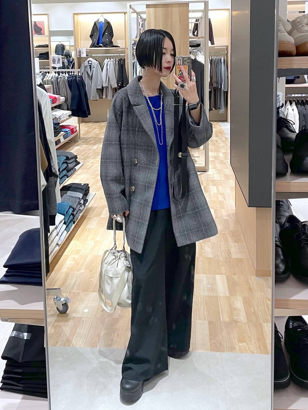 ホワイト系のショルダーバッグ、その他のチェスターコート、ブラック系のその他パンツを着用したレディースの秋コーディネートの7枚目の写真