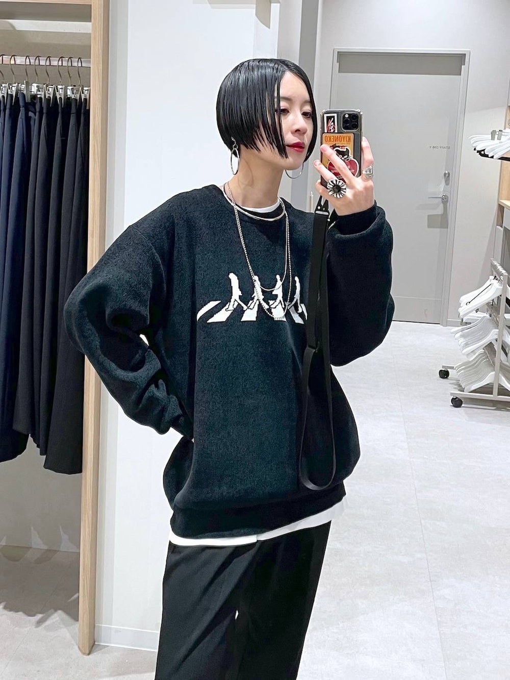 ブラック系のその他パンツ、ホワイト系のTシャツ/カットソー、ブラック系のTシャツ/カットソーを着用したレディースの冬コーディネートの7枚目の写真