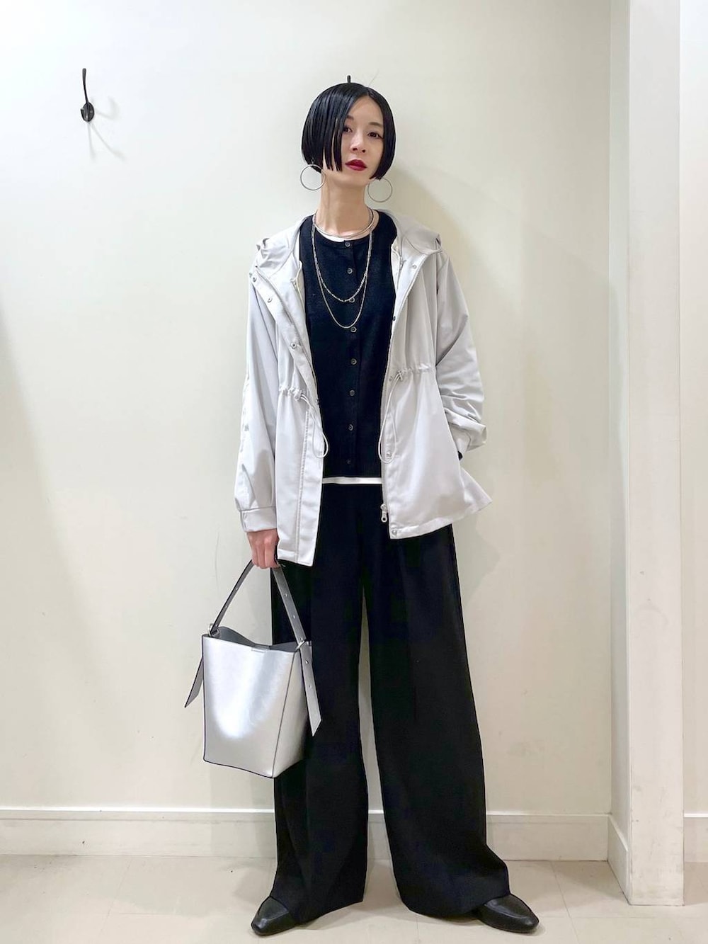 「マウンテンパーカー、ブルゾン、アウター、カーディガン、Tシャツ、ロンT、春コーデ、ワイドパンツ、パンツ、楽ちんコーデ、体型カバー、シンプルコーデ、ネックレス、高見え、若見え」|「GLOBAL WORKのらくっション踏めるバブーシュ/136007(その他シューズ、ブラック系)」を使った、るんるんさん(レディース・168cm)の春コーディネートの2枚目の写真