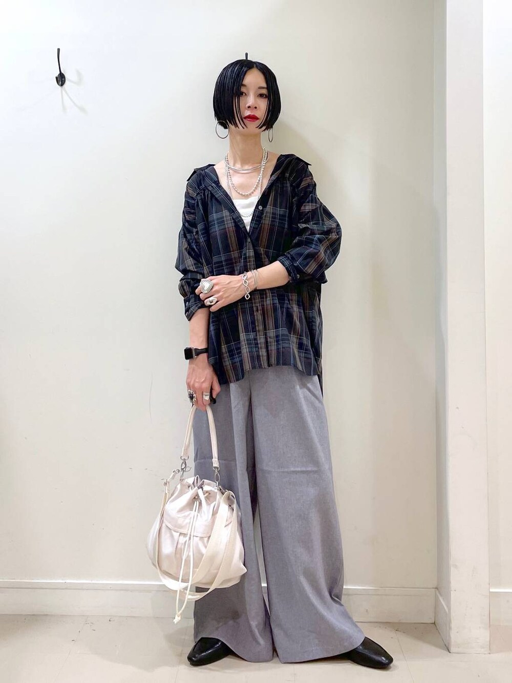 ブラック系のその他シューズ、ホワイト系のショルダーバッグ、ホワイト系のキャミソールを着用したレディースの夏コーディネートの9枚目の写真