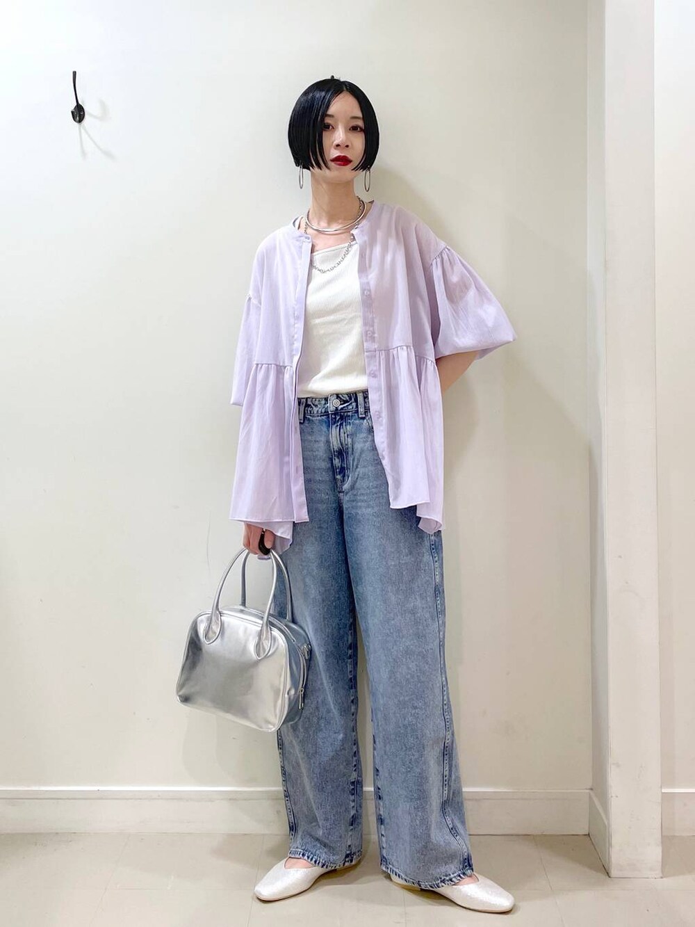 「高見え、若見え、着痩せ・細見え、ママコーデ、楽ちんコーデ、普通_GLOBAL WORK、高身長、体型カバー、GLOBAL WORK、シンプルコーデ、ブラウス、タンクトップ、デニムパンツ、パンツ、GOOD DENIM_GLOBAL WORK」｜「GLOBAL WORKのGOODデニムバギーパンツ/118365（デニムパンツ、ブルー系）」を使った、るんるんさん（レディース・168cm）の春コーディネートの6枚目の写真