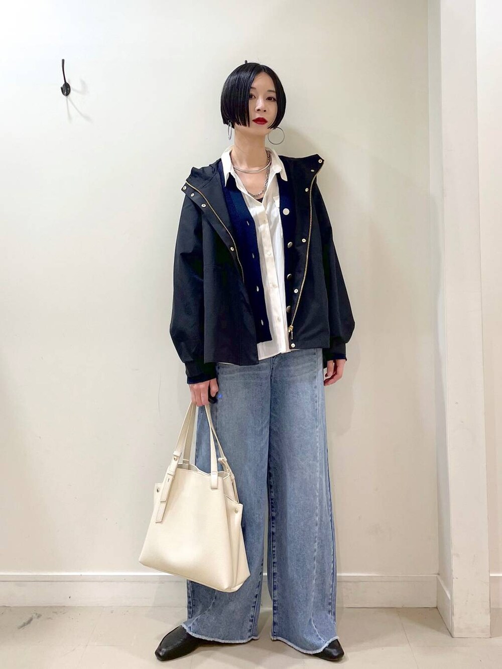 「高見え、若見え、着痩せ・細見え、ママコーデ、普通_GLOBAL WORK、高身長、GLOBAL WORK、マウンテンパーカー、パーカー、カーディガン、シャツ、ワイドパンツ、デニムパンツ、パンツ、ネックレス」|「GLOBAL WORKのらくっション踏めるバブーシュ/136007(その他シューズ、ブラック系)」を使った、るんるんさん(レディース・168cm)の春コーディネートの2枚目の写真