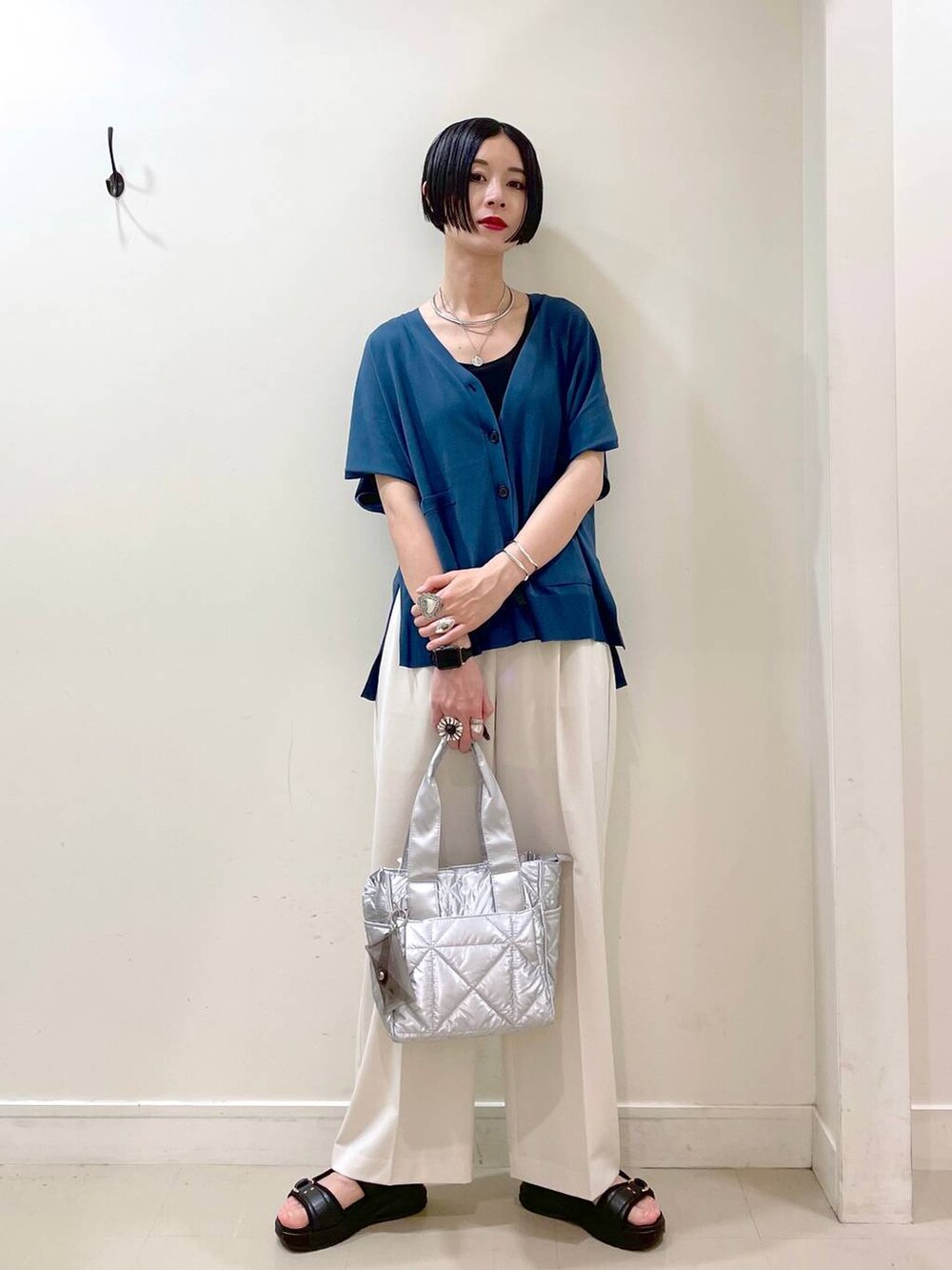 「カーディガン、タンクトップ、ワイドパンツ、パンツ、ネックレス、サンダル、ショルダーバッグ、春コーデ、夏コーデ、高見え、若見え、着痩せ・細見え、ママコーデ、楽ちんコーデ、普通_GLOBAL WORK」｜「GLOBAL WORKの推しごとキルティング2WAYトート/286286（トートバッグ、シルバー系）」を使った、るんるんさん（レディース・168cm）の春コーディネートの7枚目の写真
