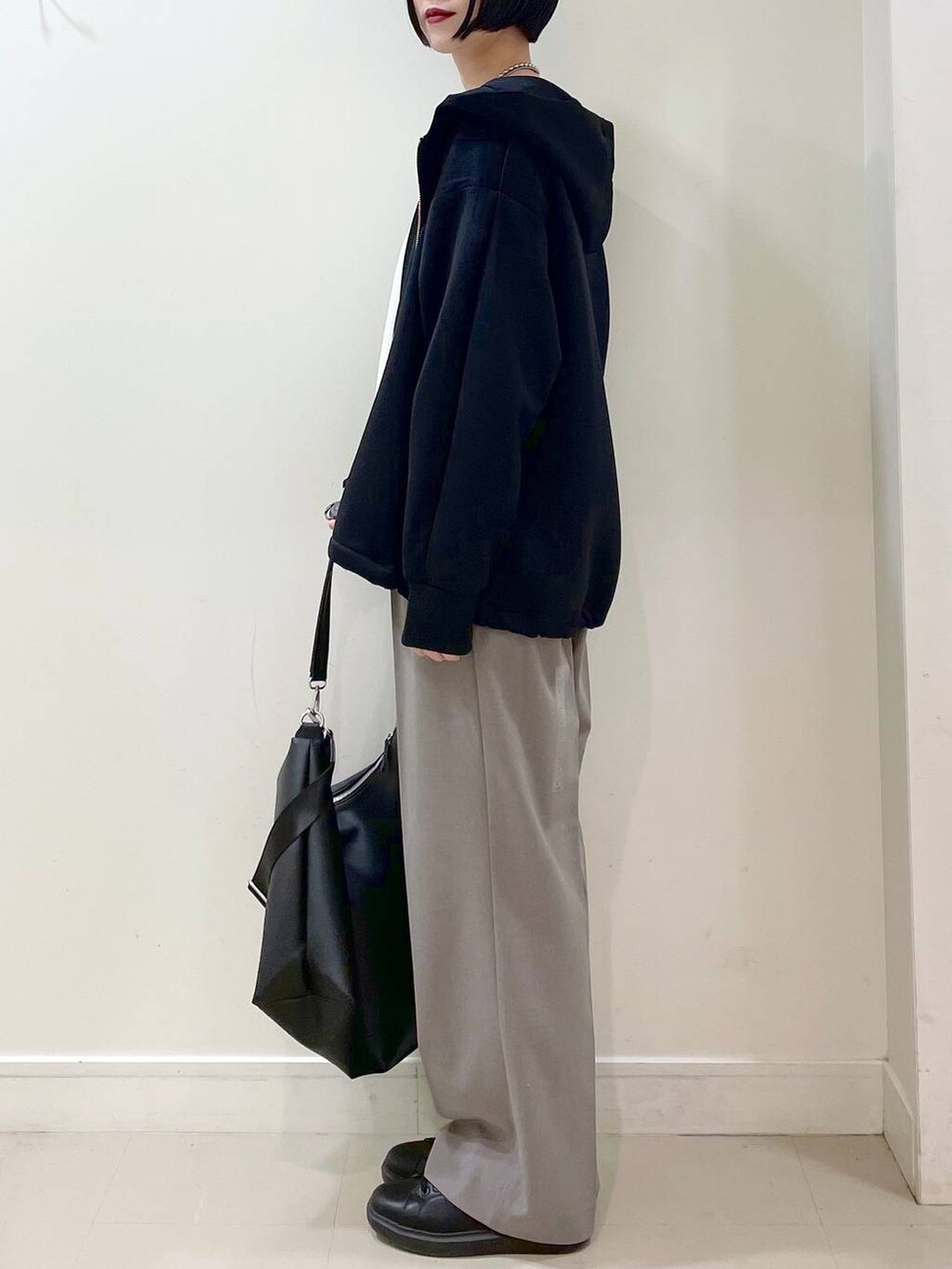 「高見え、若見え、着痩せ・細見え、ママコーデ、普通_GLOBAL WORK、高身長、GLOBAL WORK、パーカー、Tシャツ、ロンT、ワイドパンツ、楽ちんコーデ、体型カバー、パンツ、スニーカー」|「GLOBAL WORKのステンレスボールY字ネックレス/106439(ネックレス、シルバー系)」を使った、るんるんさん(レディース・168cm)の春コーディネートの5枚目の写真