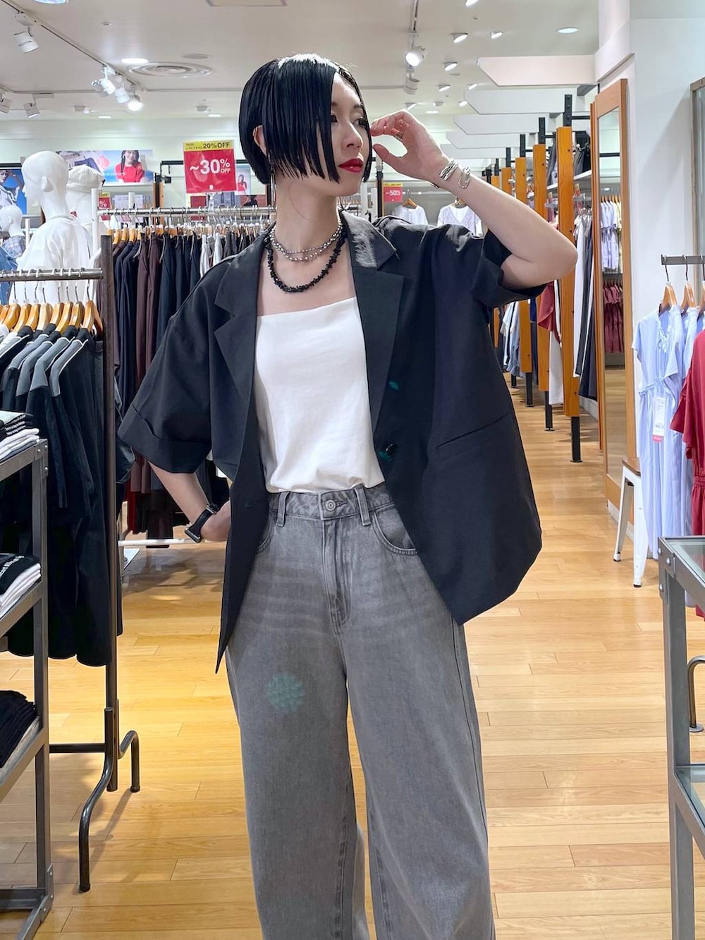 「夏コーデ、モノトーン、ネックレス、カップ付きインナー、デニムパンツ、パンツ、高見え、若見え、着痩せ・細見え、ママコーデ、楽ちんコーデ、普通_GLOBAL WORK、高身長、体型カバー、GLOBAL WORK」|「GLOBAL WORKのステンレスボールY字ネックレス/106439(ネックレス、シルバー系)」を使った、るんるんさん(レディース・168cm)の夏コーディネートの7枚目の写真