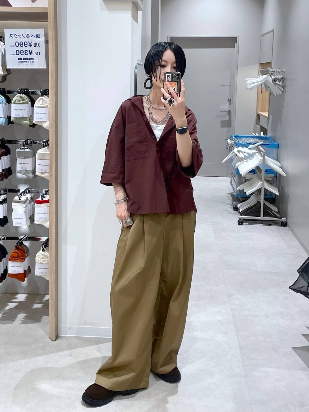 ブラウン系のローファー、レッド系のシャツ/ブラウス、ブラウン系のその他パンツを着用したレディースの秋コーディネートの2枚目の写真