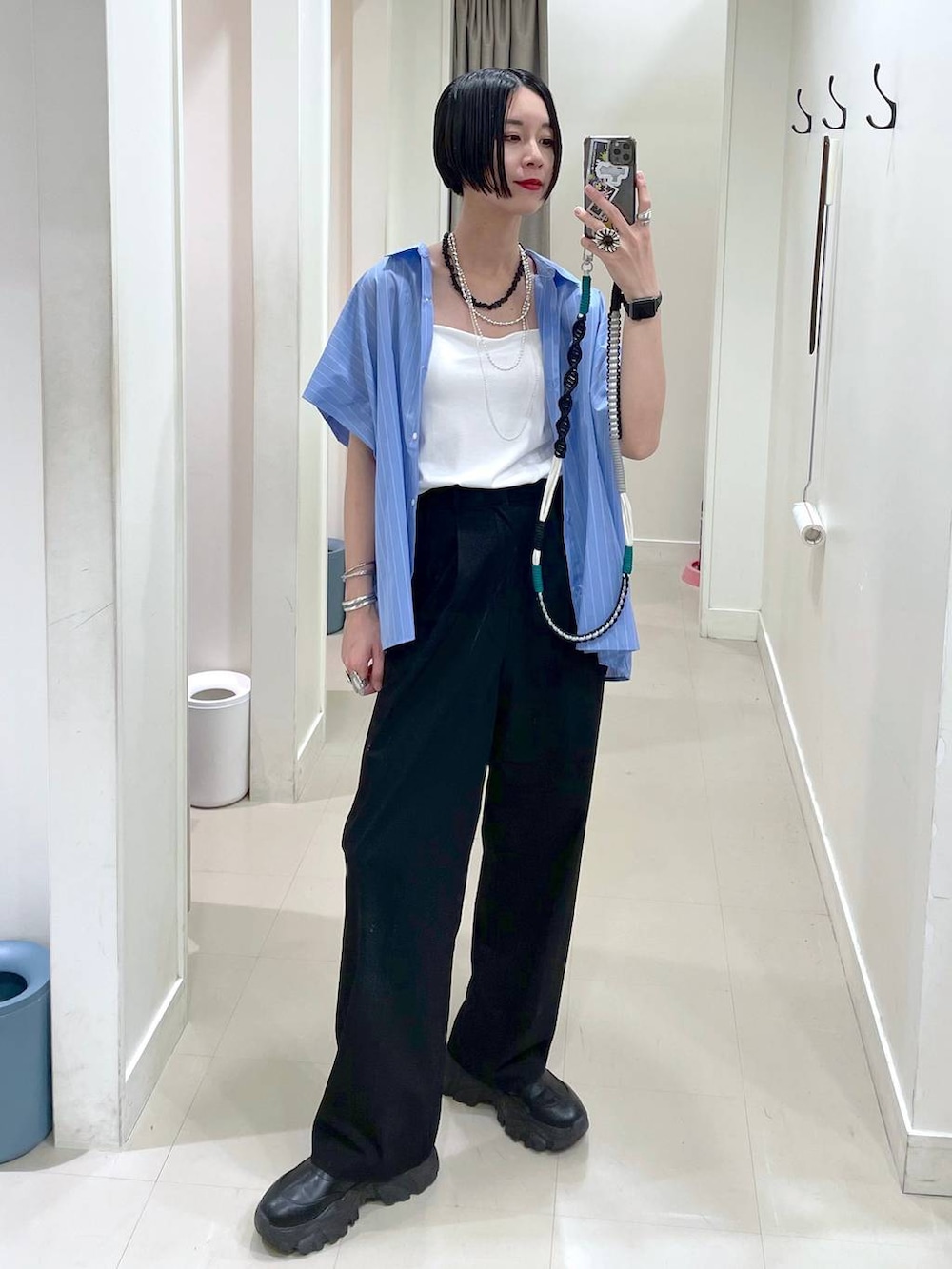「高見え、若見え、着痩せ・細見え、ママコーデ、楽ちんコーデ、普通_GLOBAL WORK、高身長、体型カバー、GLOBAL WORK、シンプルコーデ、大人カジュアル、ブラウス、シャツ、ワイドパンツ、パンツ」|「GLOBAL WORKのアップルウォッチ/合皮バンド/160631(デジタル腕時計、ブラック系)」を使った、るんるんさん(レディース・168cm)の夏コーディネートの5枚目の写真