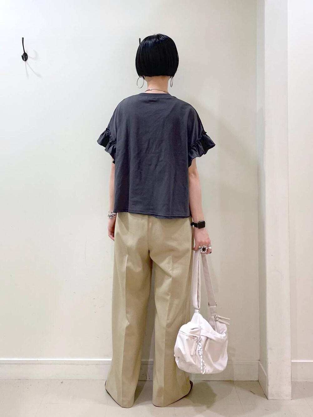 「大人カジュアル、高見え、若見え、着痩せ・細見え、ママコーデ、楽ちんコーデ、普通_GLOBAL WORK、高身長、体型カバー、GLOBAL WORK、シンプルコーデ、Tシャツ、ワイドパンツ、パンツ、春コーデ」｜「GLOBAL WORKのらくっション踏めるバブーシュ/136007（その他シューズ、ブラック系）」を使った、るんるんさん（レディース・168cm）の春コーディネートの4枚目の写真