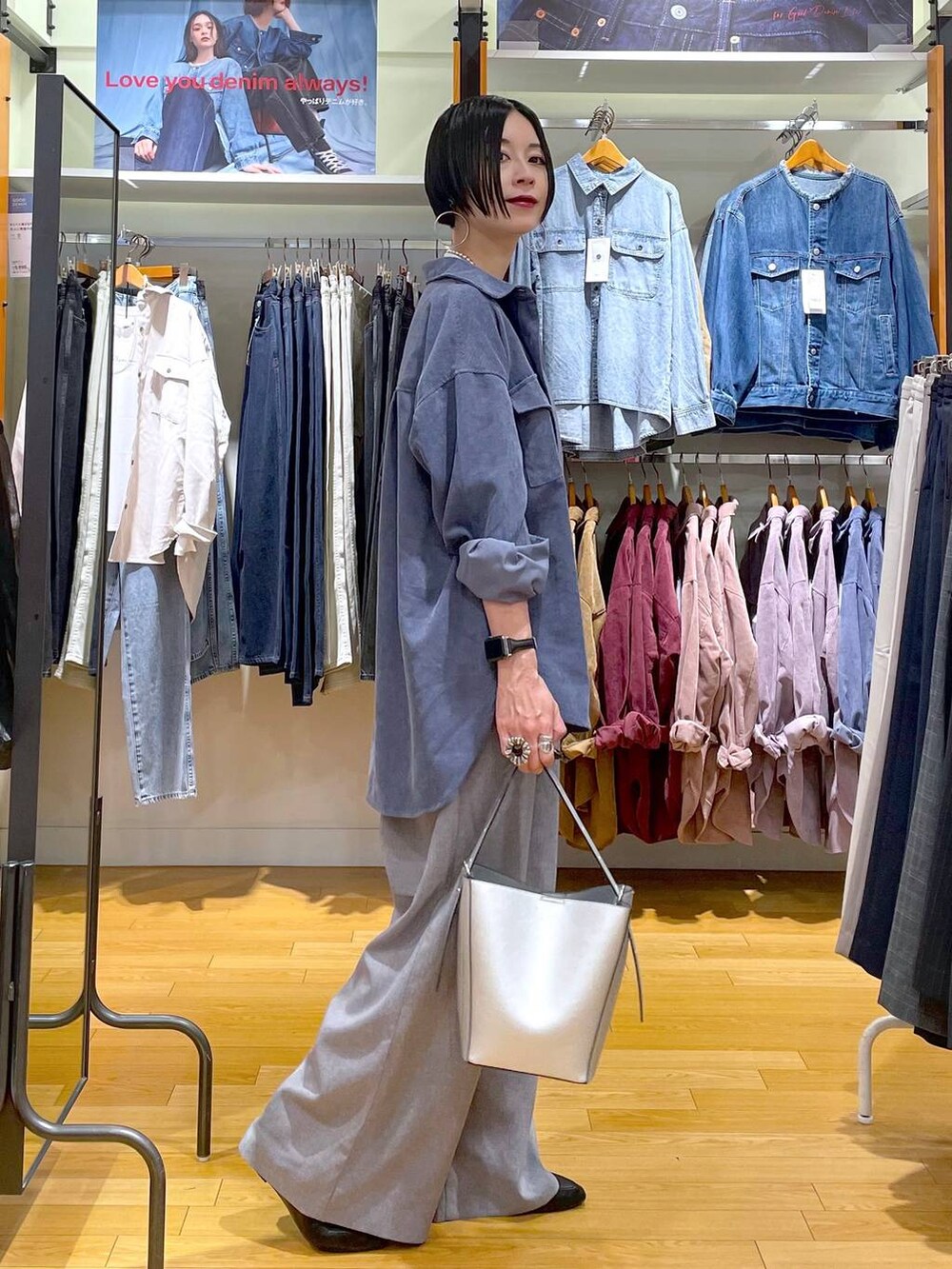 ブラック系のその他シューズ、シルバー系のショルダーバッグ、ブルー系のシャツ/ブラウスを着用したレディースの秋コーディネートの3枚目の写真