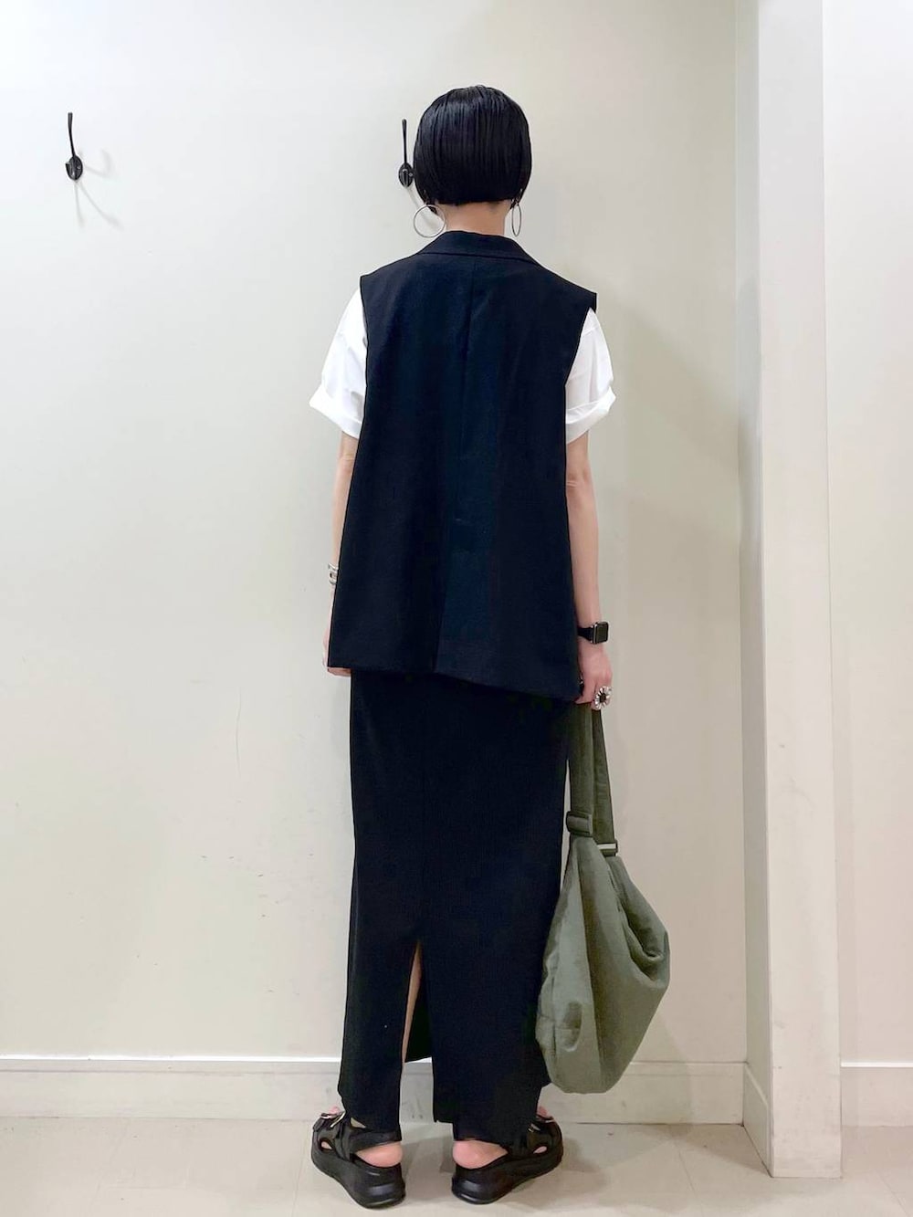 「高見え、若見え、着痩せ・細見え、ママコーデ、楽ちんコーデ、普通_GLOBAL WORK、高身長、体型カバー、GLOBAL WORK、シンプルコーデ、大人カジュアル、Tシャツ、ベスト、スカート、ネックレス」|「GLOBAL WORKのリッチクリーンプリントT半袖/147640(Tシャツ/カットソー、ホワイト系)」を使った、るんるんさん(レディース・168cm)の夏コーディネートの5枚目の写真
