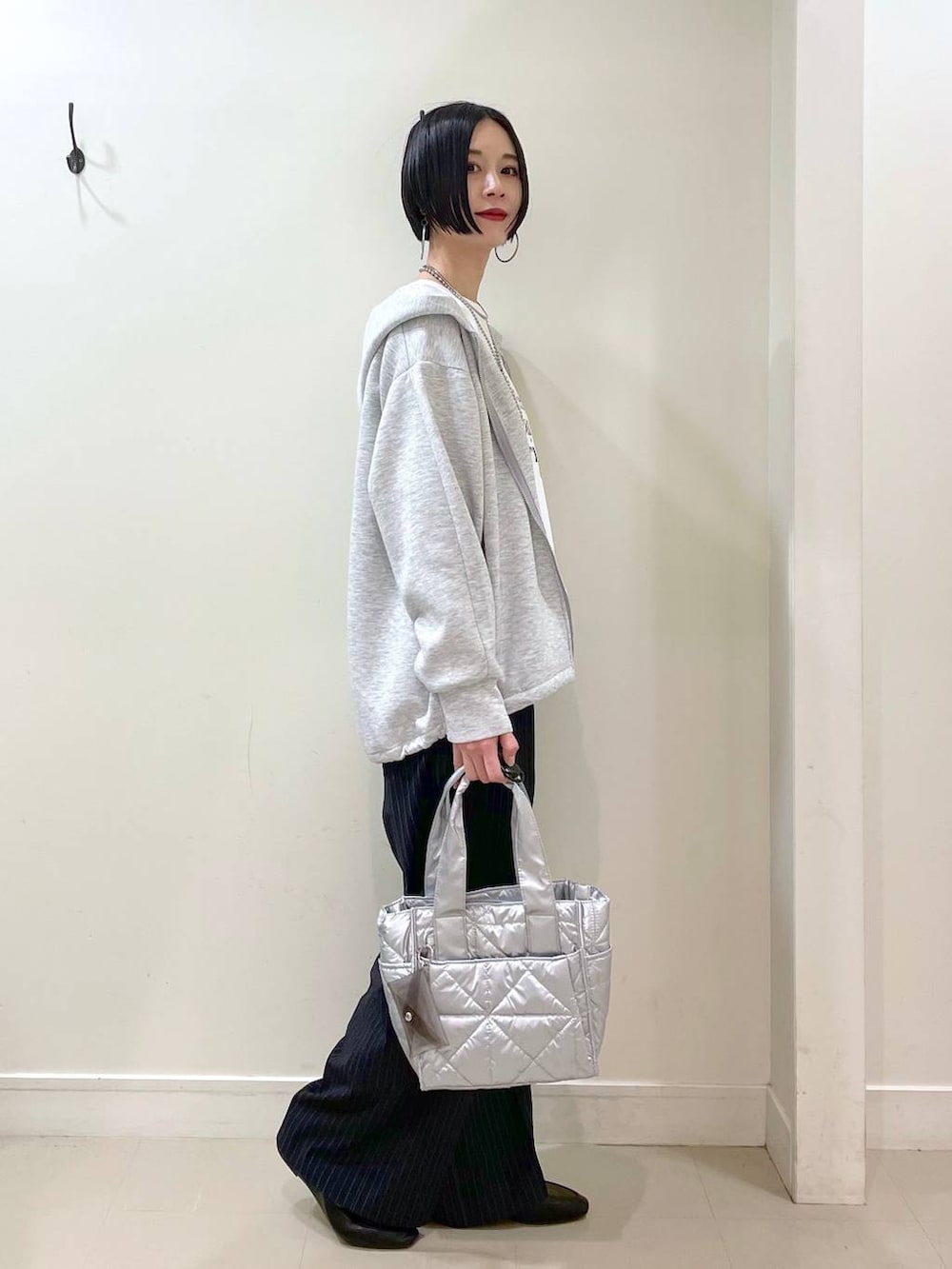 「高見え、若見え、着痩せ・細見え、ママコーデ、普通_GLOBAL WORK、高身長、GLOBAL WORK、パーカー、スウェット、Tシャツ、ロンT、ワイドパンツ、パンツ、ネックレス、ショルダーバッグ」｜「GLOBAL WORKのステンレスボールY字ネックレス/106439（ネックレス、シルバー系）」を使った、るんるんさん（レディース・168cm）の春コーディネートの3枚目の写真