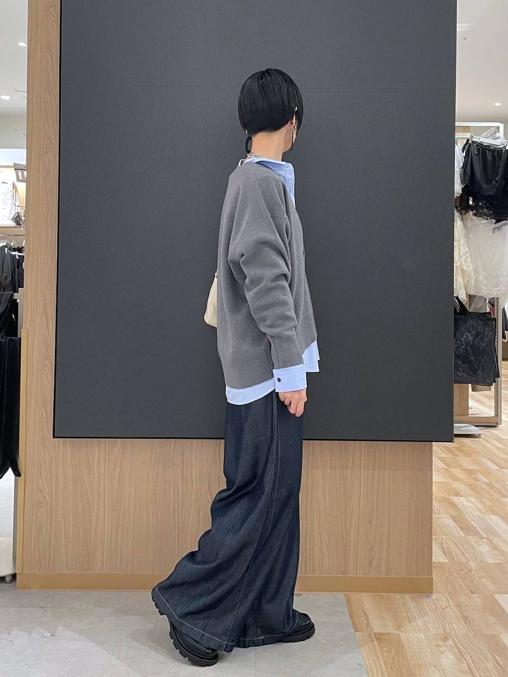 ブラック系のローファー、ブルー系のシャツ/ブラウス、ホワイト系のショルダーバッグを着用したレディースの秋コーディネートの2枚目の写真