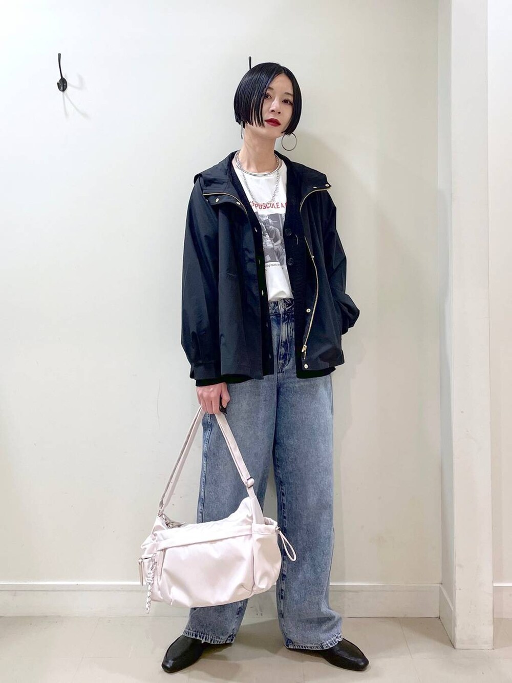 「楽ちんコーデ、普通_GLOBAL WORK、高身長、体型カバー、シンプルコーデ、マウンテンパーカー、アウター、春コーデ、カーディガン、Tシャツ、ネックレス、高見え、若見え、着痩せ・細見え、ママコーデ」|「GLOBAL WORKのGOODデニムバギーパンツ/118365(デニムパンツ、ブルー系)」を使った、るんるんさん(レディース・168cm)の春コーディネートの2枚目の写真
