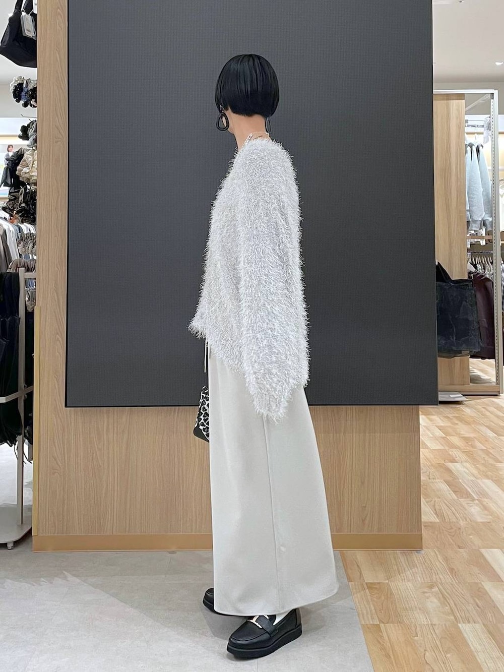 その他のショルダーバッグ、ブラック系のローファー、ブラック系のTシャツ/カットソーを着用したレディースの冬コーディネートの5枚目の写真