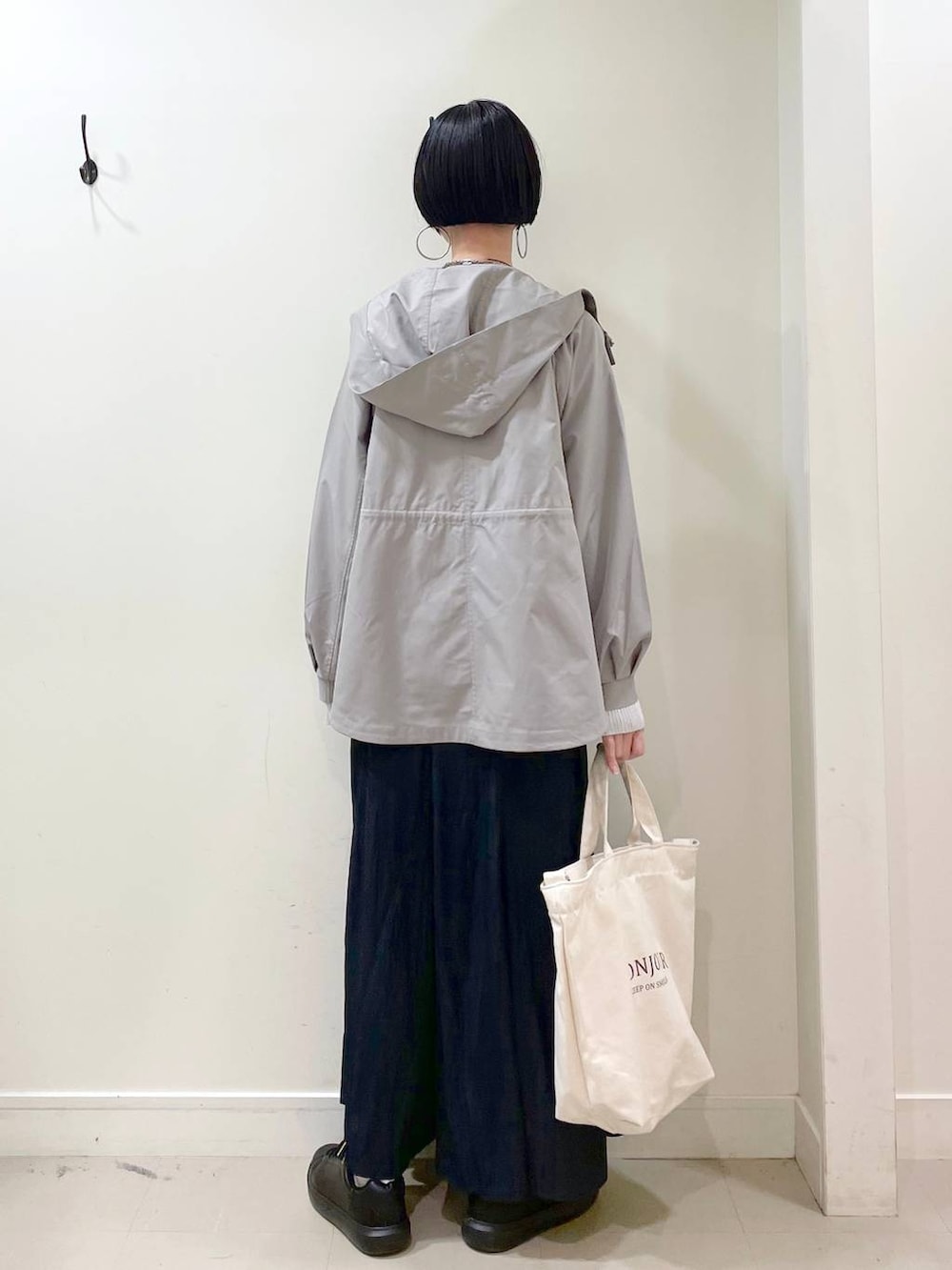 「高見え、若見え、着痩せ・細見え、ママコーデ、普通_GLOBAL WORK、高身長、GLOBAL WORK、マウンテンパーカー、アウター、春色、春コーデ、春アウター、カーディガン、タンクトップ、ワイドパンツ」|「GLOBAL WORKのエアかるコートスニーカー/135742(スニーカー、ブラック系)」を使った、るんるんさん(レディース・168cm)の春コーディネートの4枚目の写真