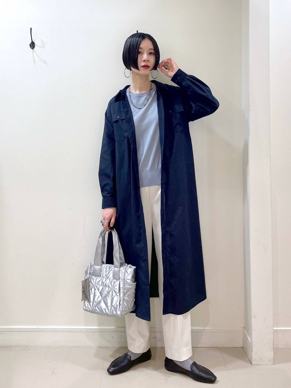 「高見え、若見え、着痩せ・細見え、ママコーデ、楽ちんコーデ、普通_GLOBAL WORK、高身長、体型カバー、GLOBAL WORK、シンプルコーデ、シャツワンピース、ワンピース、ニット、春服みてみて、シャツ」｜「GLOBAL WORKのウツクシルエットテーパードパンツ/133595（その他パンツ、ホワイト系）」を使った、るんるんさん（レディース・168cm）の春コーディネートの8枚目の写真