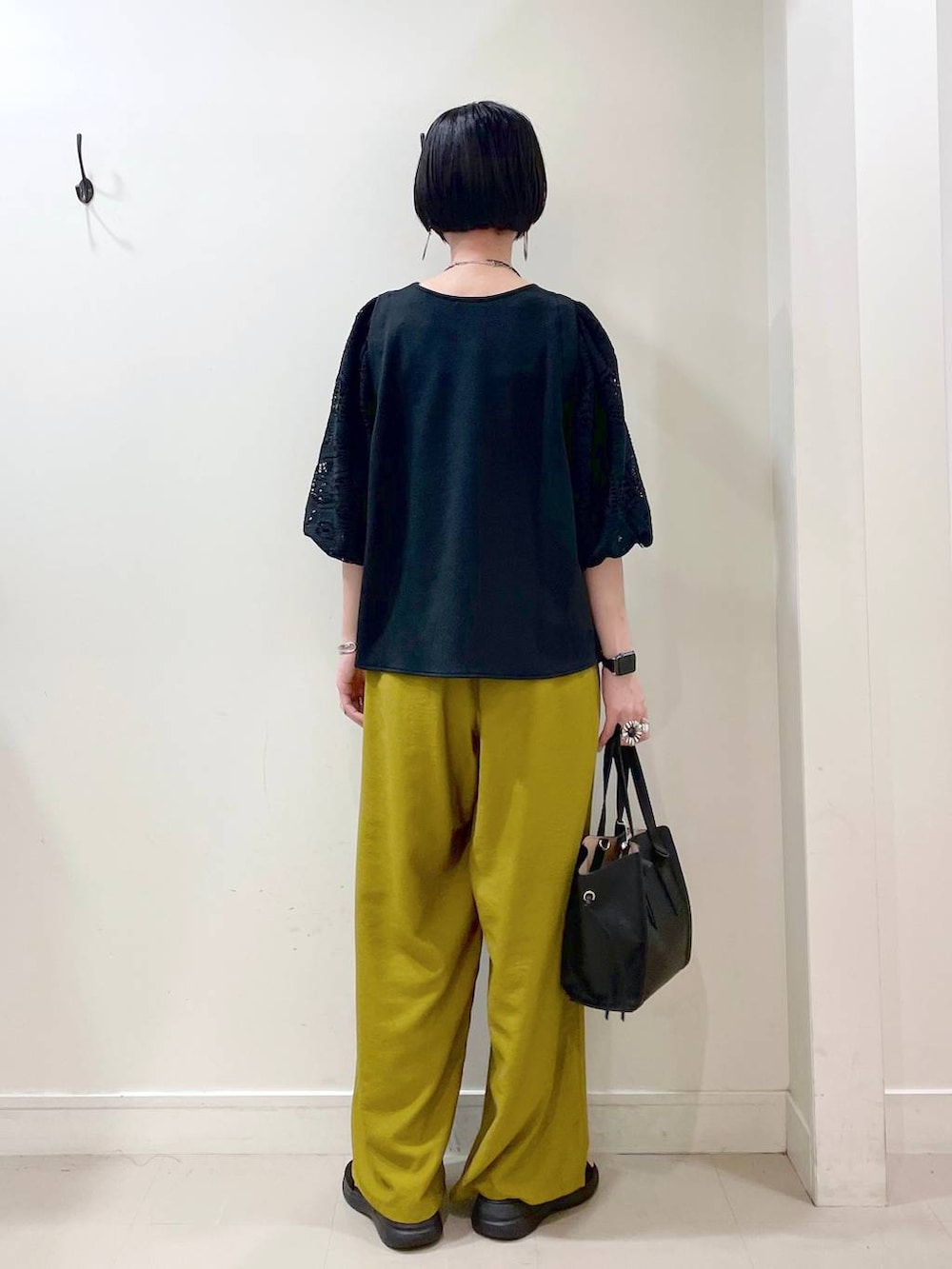 「高見え、若見え、着痩せ・細見え、ママコーデ、楽ちんコーデ、普通_GLOBAL WORK、高身長、体型カバー、GLOBAL WORK、シンプルコーデ、大人カジュアル、Tシャツ、ワイドパンツ、パンツ、ネックレス」｜「GLOBAL WORKのスペ軽変形3WAYBAG/234491（ショルダーバッグ、ブラック系）」を使った、るんるんさん（レディース・168cm）の春コーディネートの4枚目の写真